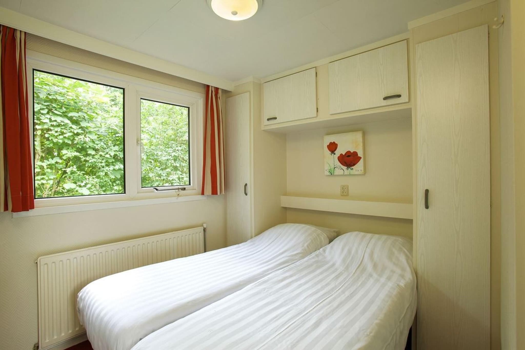 Nestled in the tranquil heart of the Netherlands, this charming detached chalet in MC Scherpenzeel offers the perfect escape for a family of four. With 36 m² of cozy living space, the chalet features two bedrooms, ideal for two adults and two children. The stylish, simple interior includes a modern bathroom with a shower, double washbasin, and toilet. Inside, you’ll find all the comforts of home: a flat-screen TV, DVD and Blu-ray players, dishwasher, and free Wi-Fi. The patio, furnished with adjusted garden furniture, provides a peaceful spot to unwind and enjoy the serene surroundings.
Surrounded by nature, the chalet is an ideal base for outdoor enthusiasts. You’re just a short distance from two renowned national parks: De Hoge Veluwe and De Utrechtse Heuvelrug. Perfect for cycling or hiking, these parks offer breathtaking landscapes and wildlife. Whether you’re a Dutch local or an international guest, the central location of the chalet makes it easy to explore the Netherlands’ top attractions.
Families will appreciate being close to several major zoos, including Burgers Zoo (30 km), Ouwehands Zoo (22 km), and Zoo Amersfoort (18 km). Beyond that, you’ll find a wealth of family-friendly activities such as palaces, castles, museums, lakes for swimming, and playgrounds—ensuring your stay is filled with memorable moments.