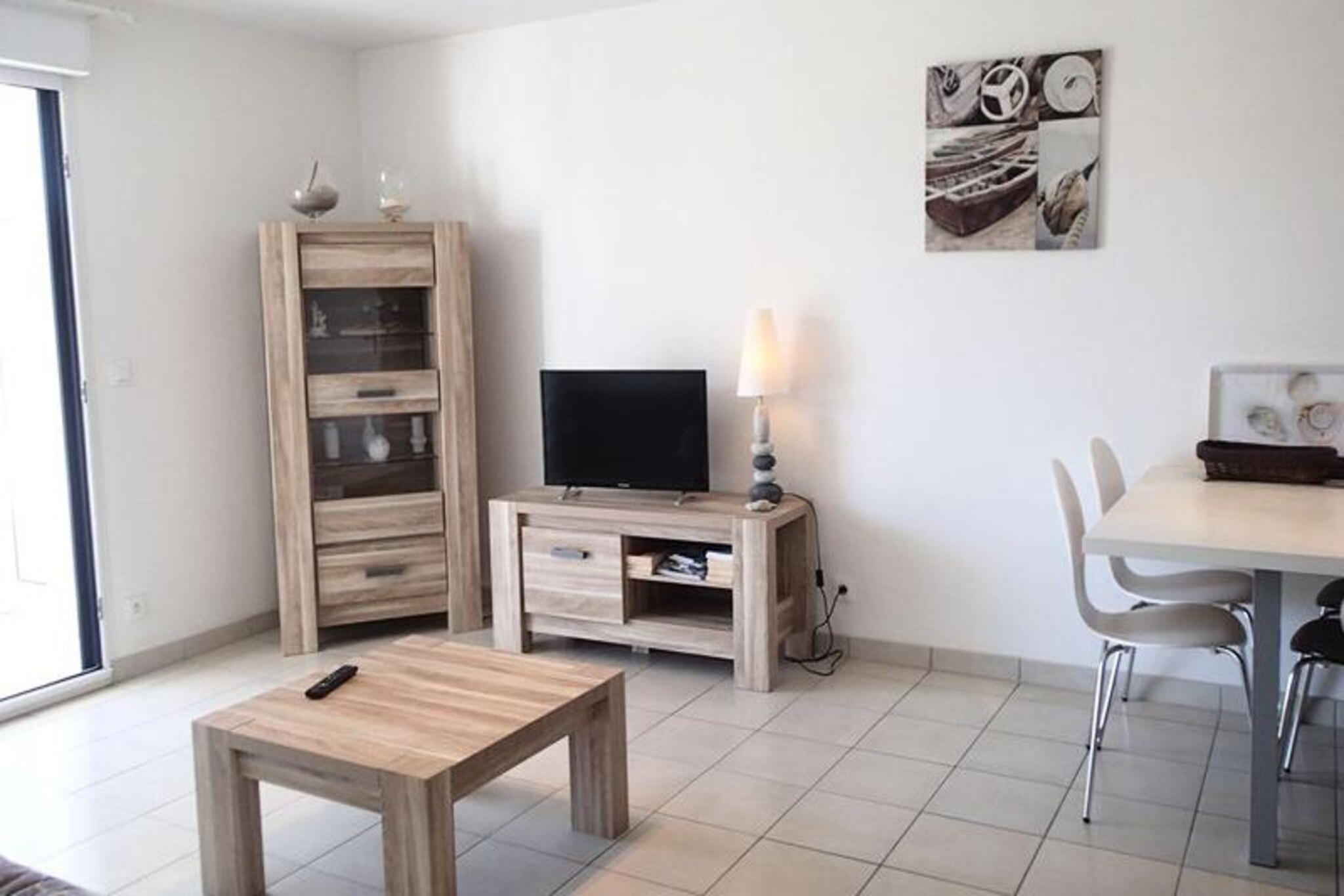 Apartment located on the 1st floor of a luxury residence with elevator, built in 2011. Large south-facing balcony. In the immediate vicinity of Etel beach and its nautical center - Shops and Cinema nearby 200 m - Port 700 m.
 This 42 m² apartment includes:
 Entrance with cupboard
 Fitted and equipped kitchen: (dishwasher, oven, ceramic hob, microwave, hood, coffee maker, kettle, toaster) open to 
 Living room: convertible sofa for 2 people (duvet), (television) - Large bay opening onto a south-facing balcony with a view of the garden (deckchairs and garden furniture).
 Bedroom: 2 90 cm beds (duvets), large closet.
 Shower room: (washing machine, towel dryer)
 Separate W.C.
 Neat and modern decoration for this apartment located in a new residence with 12 m² balcony.
 South exposure
 Beautiful location close to beaches and shops
 Private parking No. 37
 One animal accepted with supplement (4€/day)
 Consumption package in addition, €50 per week, except from May 23 to September 20, 2025.
 Optional: Linen rental, mini Wifi box & childcare equipment. End of stay cleaning: €80.00.
 This recent residence built in 2011 and facing West, is ideally located a few meters from the "children's beach". Étel, a fishing port once renowned for its fleet of tuna boats, is today a very sheltered marina, an ideal body of water for young children and windsurfing novices, a paradise for fishermen. line or on foot. A stone's throw from the major tourist resorts of Carnac and its megaliths, La Trinité-sur-Mer and Quiberon and its wild coast, you will appreciate the beauty of small family coves or large fine sandy beaches, which extend over 8 km of coastline between Kerminihy and Kerhillio. Lovers of relaxation, water sports and excursions to the islands or the historic towns of Auray and Vannes, head to the Ria d'Etel for your next vacation...
 
 Services included:
 Heating/Energy (weekly price)
 Heating/Energy (weekly price)
 
 Heating - 1