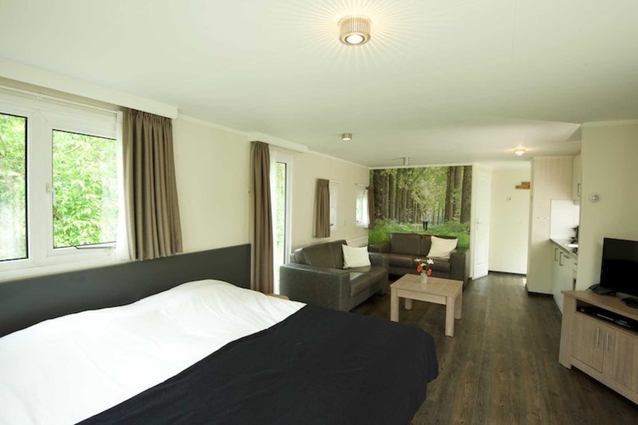 Escape to tranquility in this charming studio in MC Scherpenzeel, offering stunning views over peaceful fields. The spacious, open-plan studio features a large bedroom with a comfortable double bed, complete with two boxspring mattresses. The modern bathroom includes a shower, double washbasin, and toilet, making it a perfect retreat for relaxation. Inside, you’ll enjoy a simple yet cozy interior, with amenities such as a flat-screen TV, DVD and Blu-ray players, a dishwasher, and free Wi-Fi, ensuring your stay is both comfortable and convenient.
Located in the heart of the Netherlands, this studio is an ideal base for exploring the surrounding natural beauty. You’ll be close to two major national parks: De Hoge Veluwe and De Utrechtse Heuvelrug, the latter being perfect for cycling adventures. The central location also means easy access to top attractions, including Burgers Zoo (30 km), Ouwehands Zoo (22 km), and Zoo Amersfoort (18 km), as well as palaces, castles, museums, lakes, and playgrounds nearby.
Step outside to your private patio, where you can unwind with a cup of coffee while enjoying the serene countryside views. The chalet is smoke-free and features central heating to keep you cozy year-round. Although it may be difficult to place a children’s cot, the space is ideal for couples or solo travelers looking for peace and quiet.