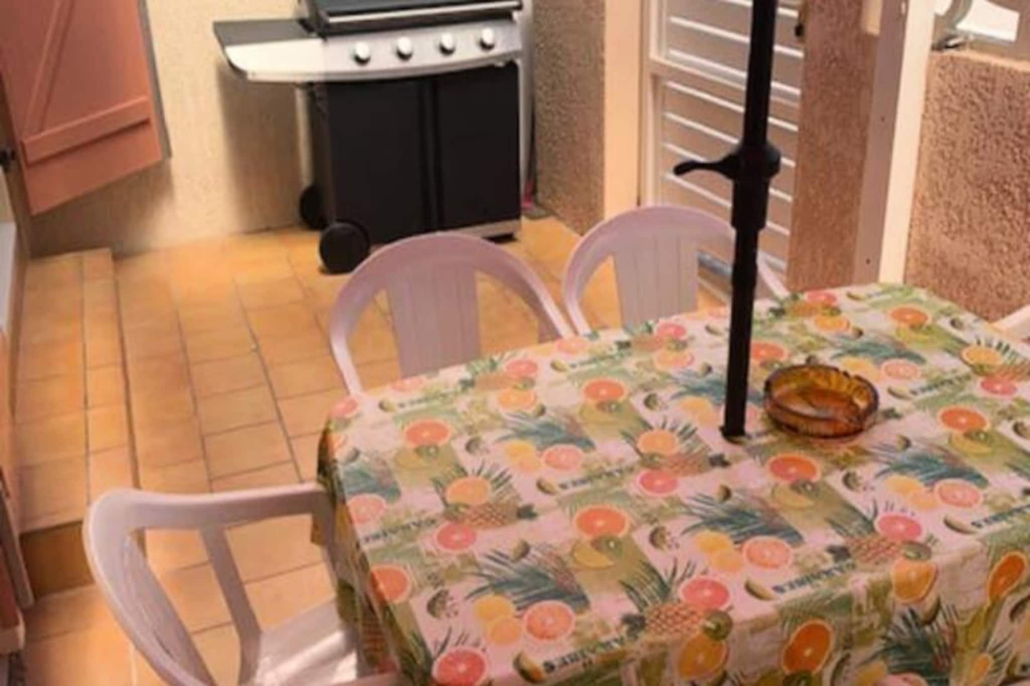 House in 100 meters from the beach Ideally located in a residence with parking, close to the beach and the heart of Frontignan, this maisonette...
 House in 100 meters from the beach Ideally located in a residence with parking, close to the beach and the heart of Frontignan, this air-conditioned house with terrace, barbecue, includes a living room, a dining room. to eat, a fitted kitchen, and upstairs, two bedrooms. Whether you are on the beach or in the city, you will be in an ideal place to enjoy a peaceful vacation.
 Deposit (in euros) - 600