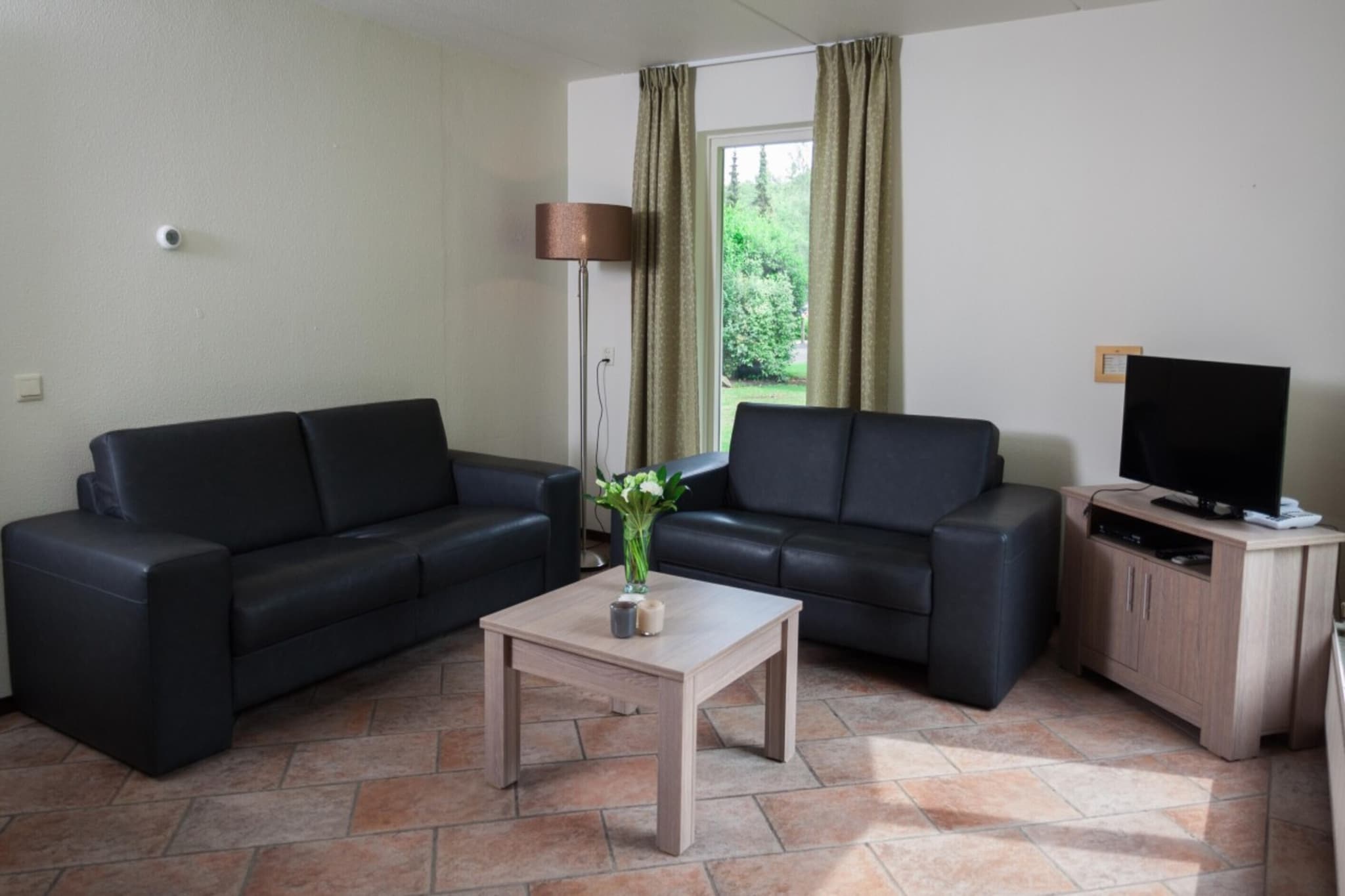 Experience the perfect family retreat at this luxurious detached holiday home in Scherpenzeel. With 103 m² of spacious living, this home offers a blend of comfort and indulgence, ideal for up to 4 guests. The two elegant bedrooms each feature twin boxspring beds (90x200 cm), ensuring a restful night’s sleep. Enjoy the ultimate relaxation with two modern bathrooms, including a private sauna, a sunbed, and a bathtub with soothing bubbles.
Located in the central heart of the Netherlands, the home is just minutes away from two renowned national parks: De Hoge Veluwe and De Utrechtse Heuvelrug, perfect for hiking and cycling adventures. International guests will appreciate the home’s proximity to key attractions, including Burgers Zoo (30 km), Ouwehands Zoo (22 km), and Zoo Amersfoort (18 km). Explore nearby castles, palaces, museums, lakes for swimming, and playgrounds, ensuring a memorable family vacation.
The heart of the home is designed for comfort and luxury, with a cozy fireplace to unwind by and entertainment options like a flat-screen TV, Blu-ray player, DVD player, and free Wi-Fi. The fully equipped kitchen with a dishwasher makes family meals easy, while the sitting and dining furniture offers the perfect space for shared moments. The separate toilet adds to the convenience of this well-appointed holiday home.