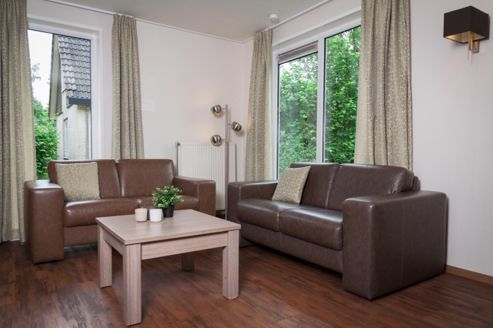 This spacious, detached holiday home in Scherpenzeel is perfect for large groups of friends or families, offering 103 m² of comfort and privacy. With three cozy bedrooms, each furnished with twin boxspring beds (90x200 cm), there's plenty of space for everyone to rest. Two modern bathrooms, along with a separate toilet, ensure convenience for all guests. The inviting living area, complete with a fireplace, offers the perfect spot to unwind after a day of exploring. Enjoy entertainment with a flat-screen TV, and Blu-ray players, and free Wi-Fi.
Situated in the heart of the Netherlands, this home is surrounded by nature, with two major national parks nearby: De Hoge Veluwe and De Utrechtse Heuvelrug. For international guests, the central location provides easy access to top attractions, including Burgers Zoo (30 km), Ouwehands Zoo (22 km), and Zoo Amersfoort (18 km), as well as palaces, castles, museums, lakes, and playgrounds, perfect for all ages.
The home is equipped with all the modern amenities you'll need, including a dishwasher and central heating. A simple yet welcoming interior features sitting and dining furniture, ideal for shared moments. Step outside to the patio, where partially adjusted garden furniture awaits you, providing a peaceful setting to relax and enjoy the fresh air. The home is smoke-free, making it an ideal retreat for families or groups.