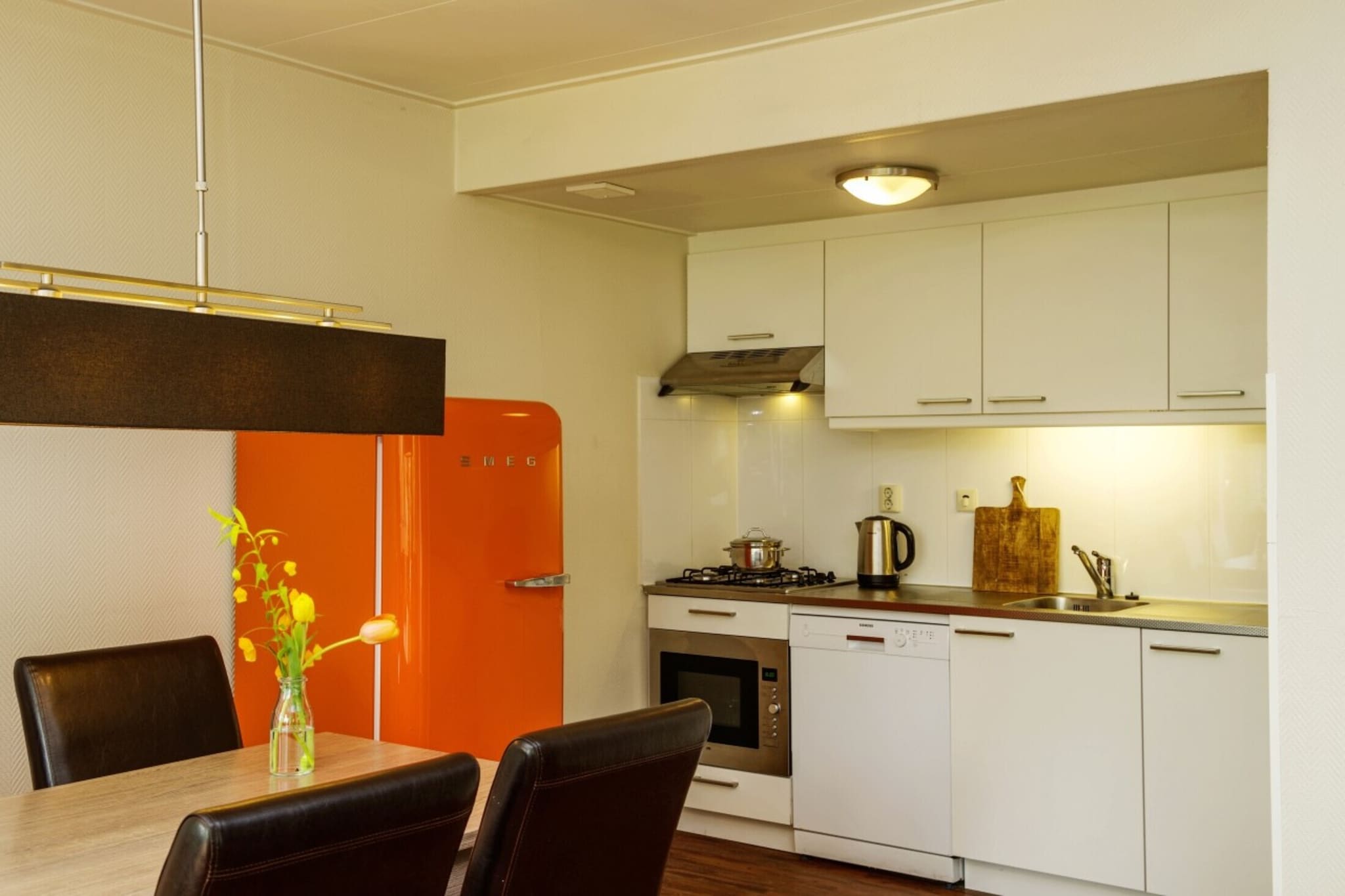 Ground floor: (open kitchen(hob(4 ring stoves, gas), electric kettle, coffee machine, combination microwave, dishwasher, fridge, Juicer), Living/diningroom(TV(flatscreen), dining table, fireplace, seating area, DVD player, Blu-ray player, telephone), bedroom(double bed(twin duvet)), bedroom(double bed(twin duvet)), bedroom(double bed(twin duvet)), bedroom(double bed(twin duvet)), bathroom(bathtub with shower, washbasin, washbasin, toilet), bathroom(shower, washbasin, toilet), Internet access)\n\ncot, patio, heating(central), garden furniture, high chair, stair gate