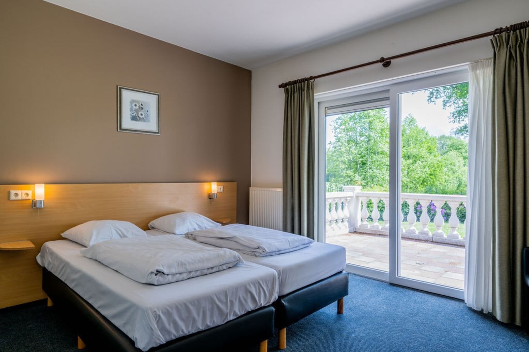 Ground floor: (open kitchen(hob(5 ring stoves, gas), electric kettle, coffee machine, combination microwave, dishwasher, Juicer), Living/diningroom(TV(flatscreen), dining table, fireplace, seating area, DVD player, Blu-ray player, telephone), bedroom(double bed or 2 single beds(duvet)), bedroom(double bed or 2 single beds(duvet)), bedroom(double bed or 2 single beds(duvet)), bedroom(double bed or 2 single beds(duvet)), bedroom(double bed or 2 single beds(duvet)), bathroom(bath tub, shower, washbasin, washbasin, toilet), bathroom(shower, washbasin, washbasin, toilet), toilet(washbasin, toilet), Internet access)\n\nstorage, cot, patio, heating, garden furniture, high chair