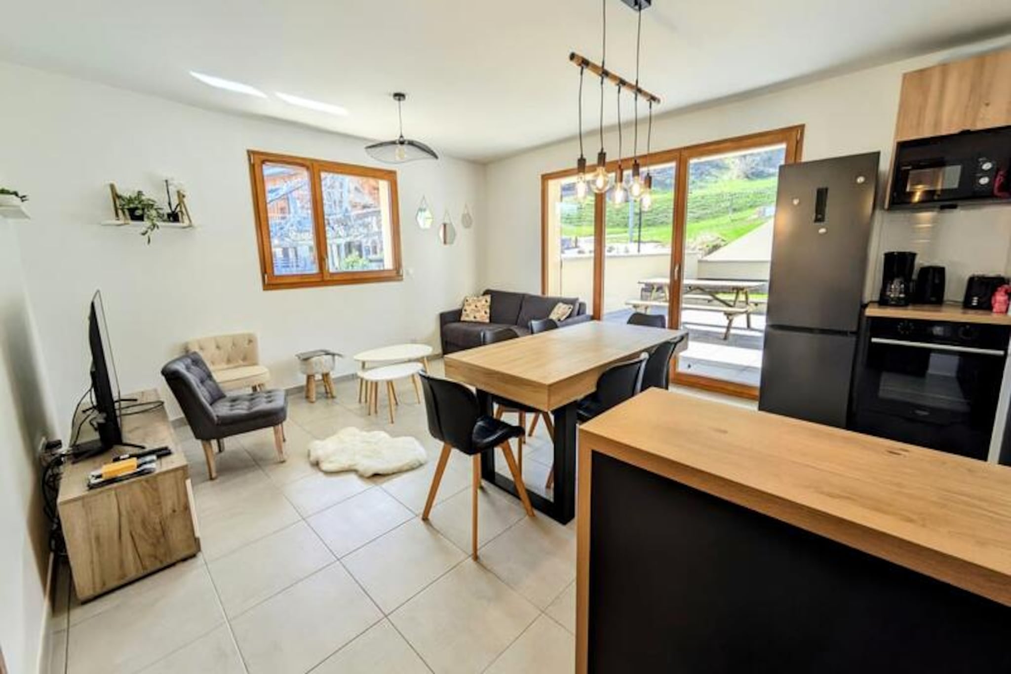 This apartment, located in a recent residence, comfortably accommodates up to seven guests. It features a large bedroom with a wardrobe, a sleeping area with a single bed and a convertible sofa, and another convertible sofa in the vast living room. The description does not mention whether pets are allowed. The apartment offers ski-in/ski-out access and includes a ski locker, an assigned underground parking space, and a cellar.

Situated in the center of the resort at Altitude 1327, the apartment is close to all amenities, including a Sherpa supermarket, ski and mountain bike rental shops, and other shops. It is located directly in front of the ski lifts and the departure point for cross-country skiing, the ESF ski school, and other activities like pedestrian trails and snowshoeing.

The apartment features a fully equipped kitchen with a dishwasher, refrigerator, oven, microwave, coffee maker, kettle, toaster, raclette and fondue appliances, and a kitchen robot. There is also a bathroom with a washing machine/dryer and a separate WC. A large terrace offers views of the surrounding area. Wi-Fi is available. A deposit is required.