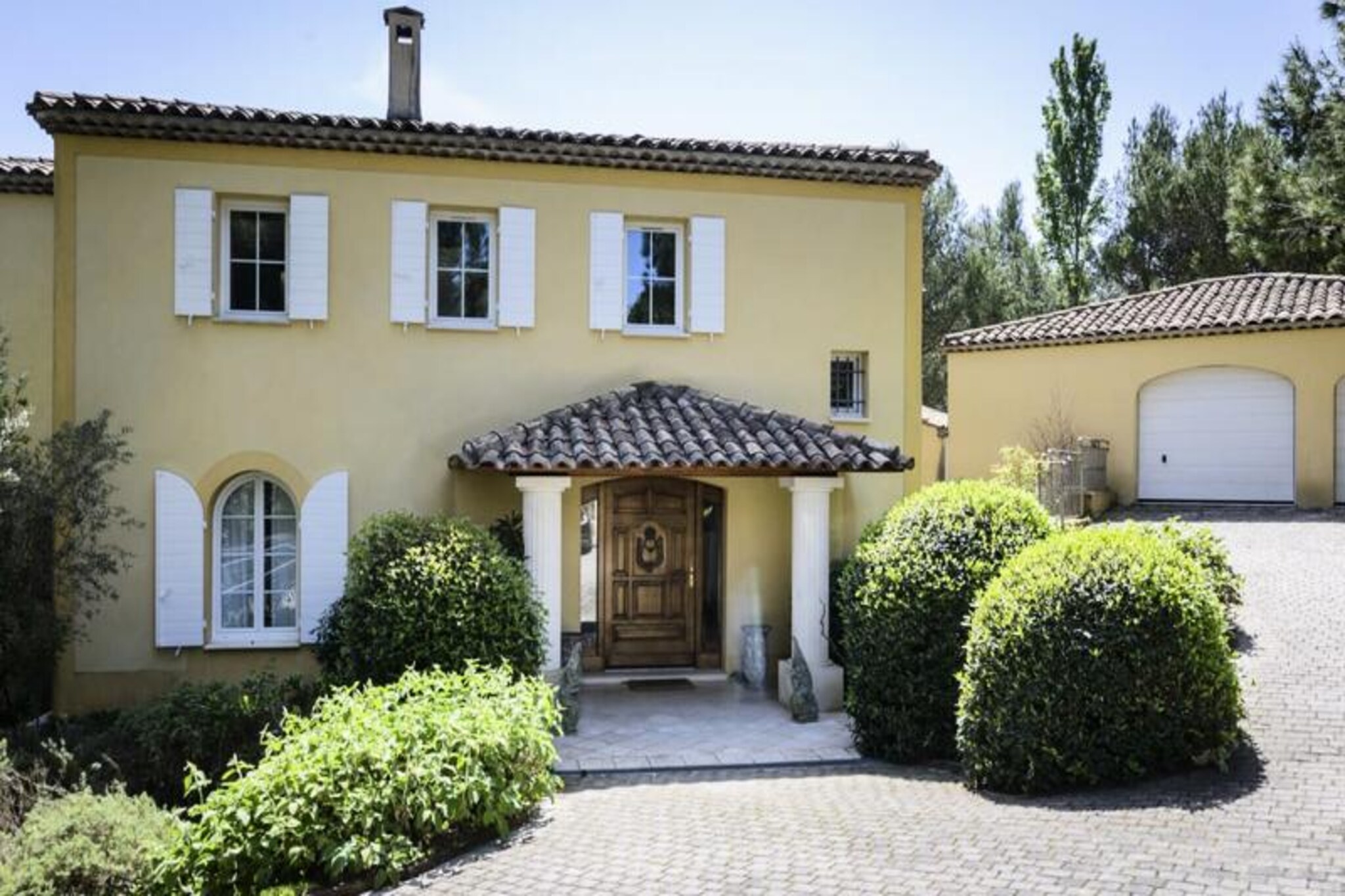 This luxurious holiday home in Provence offers a serene and elegant retreat for up to 12 guests. Spanning 500 m², the property features six spacious bedrooms, four of which are air-conditioned, and five well-appointed bathrooms. Guests will enjoy a heated swimming pool, home cinema, gym, and leisure facilities such as a ping pong table and table football. Linens, towels, and bath sheets are provided, with beds made up prior to arrival. While the property is not suitable for children aged 2 to 7, families and groups seeking tranquility and comfort will find everything they need for a memorable stay.

Located on the prestigious Pont Royal Golf Course in Mallemort, this home is surrounded by stunning Provençal landscapes. Guests can explore nearby hilltop villages like Gordes, Roussillon, and Lourmarin or venture to Aix-en-Provence and Avignon for cultural experiences. The region’s local markets, gourmet restaurants, and breathtaking Alpilles and Luberon scenery make it a perfect destination for relaxation and discovery.

The property boasts a fully equipped kitchen with essentials provided, including spices and oils. A full laundry room with a washer, dryer, and ironing board ensures convenience. The outdoor area features a Mediterranean garden, a barbecue, and a large dining table for 12. End-of-stay cleaning is included, and a private concierge service is available to arrange tailored experiences like wine tastings or guided tours.