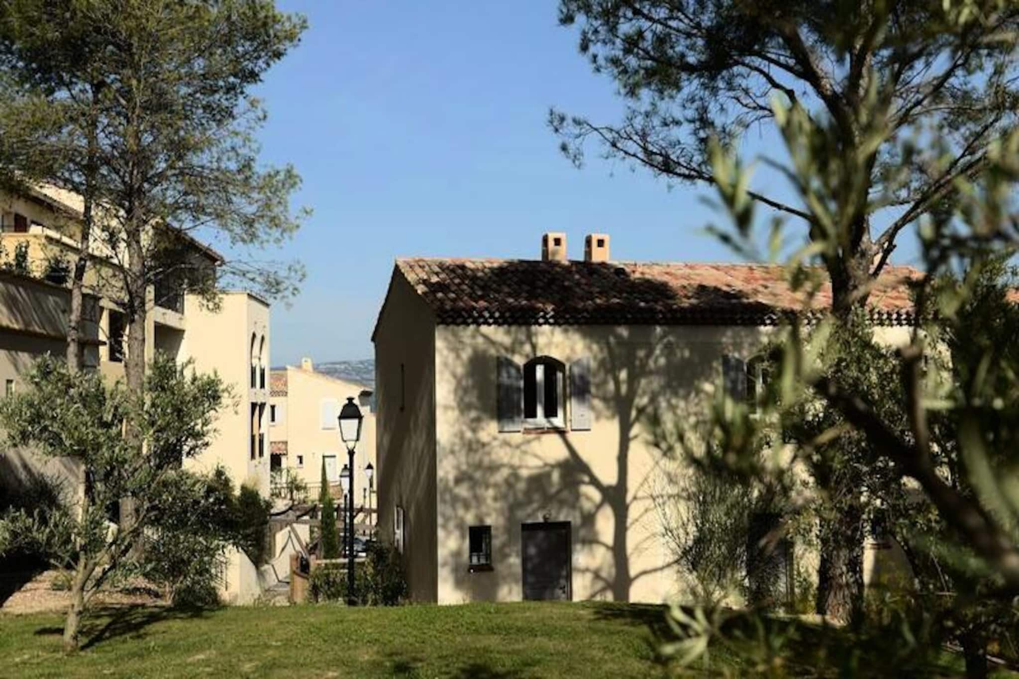 Apartment in Provence with Pool & Golf Nearby