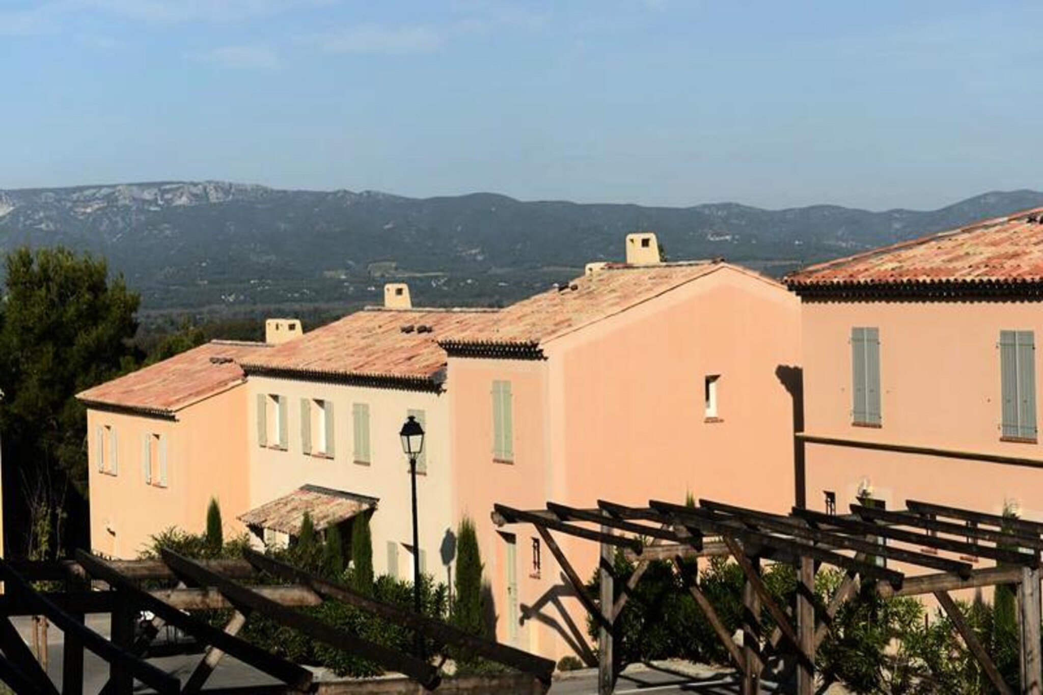 Nestled in the scenic domain of Pont-Royal-en-Provence, this 54 m² holiday apartment offers a comfortable stay for up to 6 guests. It features a living room with two single sofa beds, a double bedroom, and a closed cabin area with two single bunk beds. The apartment also includes two bathrooms, one with a bathtub and the other with a shower, as well as a separate toilet. The property is pet-friendly, allowing you to bring along your furry companions for a memorable vacation.
Located just 10 minutes’ walk from the village center, the residence offers easy access to local shops, restaurants, and a vibrant market where you can enjoy local gastronomy and crafts. You are also within walking distance of the golf practice and a 6-hole course. For outdoor enthusiasts, there are numerous excursions available in the picturesque hilltop villages of Provence, while the surrounding area boasts beautiful hiking trails and local attractions.
The apartment is equipped with an open kitchen, ideal for preparing meals, and a spacious living area. You can also enjoy the outdoors on the private terrace. The residence offers several swimming pools, including a heated wave pool, a children’s pool, and a hillside pool, ensuring relaxation for all ages. Additional amenities include parking, bed linen (included), and the option for daily or end-of-stay cleaning services (additional charge).