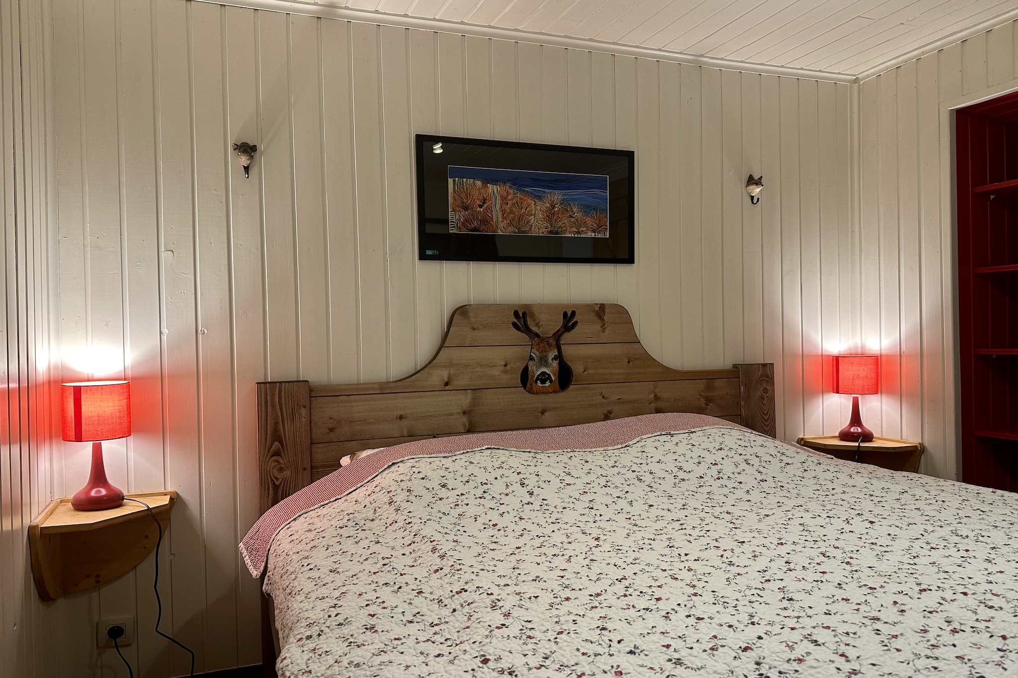 Ground floor: (Living room(stove(wood)), Kitchen(hob(4 ring stoves), coffee machine, oven, fridge), bedroom(double bed(160 x 200 cm)), bathroom(shower, washbasin, toilet))\n\nsauna(paid), heating(electric, wood), terrace, garden furniture, parking