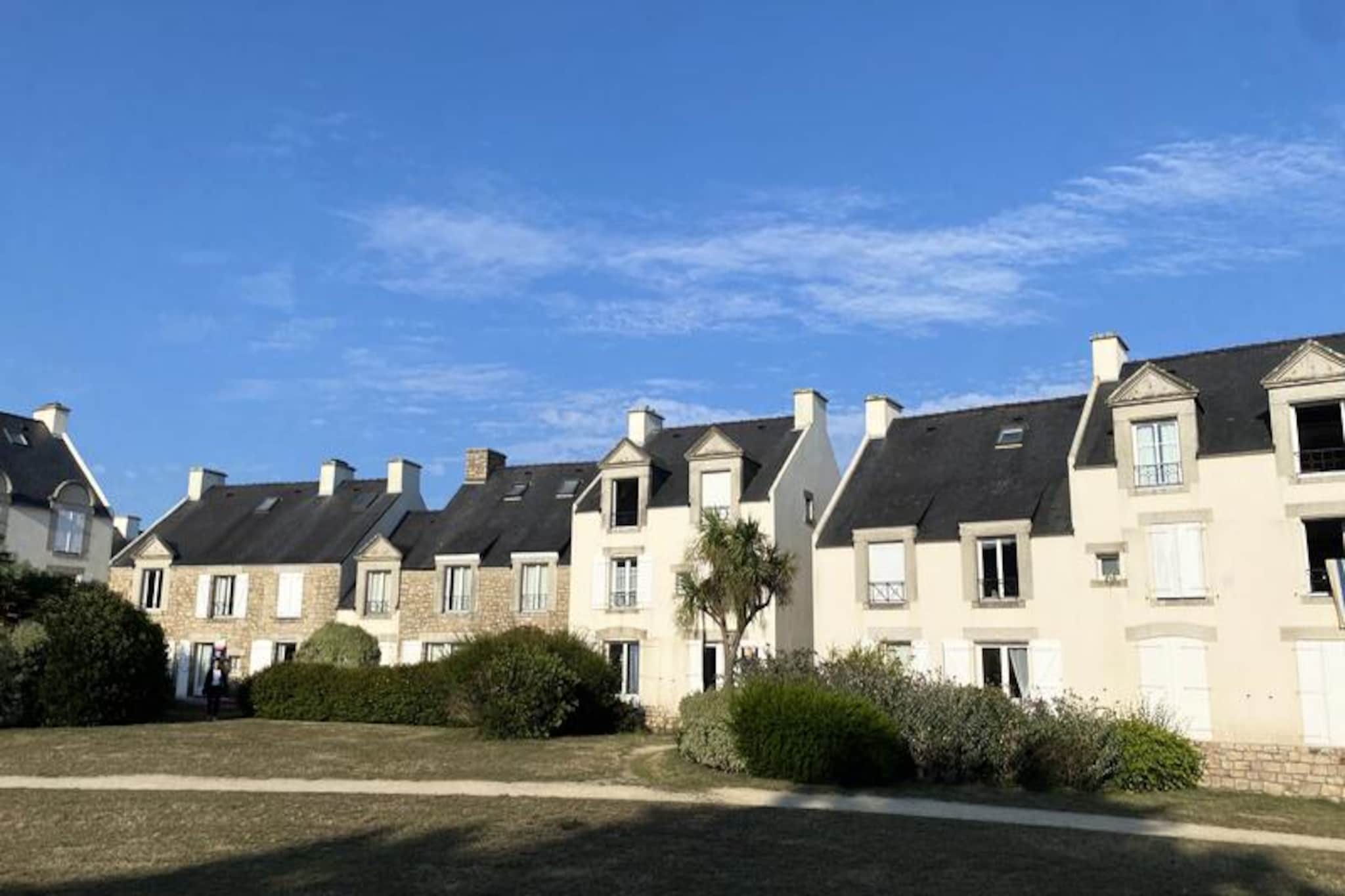 This 35m² apartment rental is ideal for a family getaway in a beautiful Breton setting. The apartment comfortably sleeps up to five guests with a standard sofa bed (seats 3), a daybed, and a mezzanine area with two single beds. The property is located within the Port du Crouesty Village residence, offering direct access to the sea and placing you steps away from the port, shops, and restaurants. The stunning 1km-long Fogeo beach with its leisure activities is also just 300 meters away. Guests can even enjoy direct access to the Miramar Crouesty thalassotherapy center for a relaxing spa experience. Pets may be allowed for an additional fee (inquire with the residence).
Nestled amidst traditional Breton architecture on the Rhuys peninsula, the residence offers a charming atmosphere. The surrounding area boasts beautiful scenery with the Gulf of Morbihan on one side and the Bay of Quiberon on the other. Explore the beaches, play beach volleyball, or discover the shops and restaurants of Port Crouesty, all within walking distance.
The apartment features a living room with a dining area (table with 5 chairs and a coffee table), a semi-open kitchen, a bedroom with a double bed, a mezzanine area with two single beds, a bathroom with a toilet, and free outdoor parking (subject to availability). Amenities like Wi-Fi access, baby kit rental, bed linen, towels, and daily towel changes are all available for an extra charge. End-of-stay cleaning is mandatory.