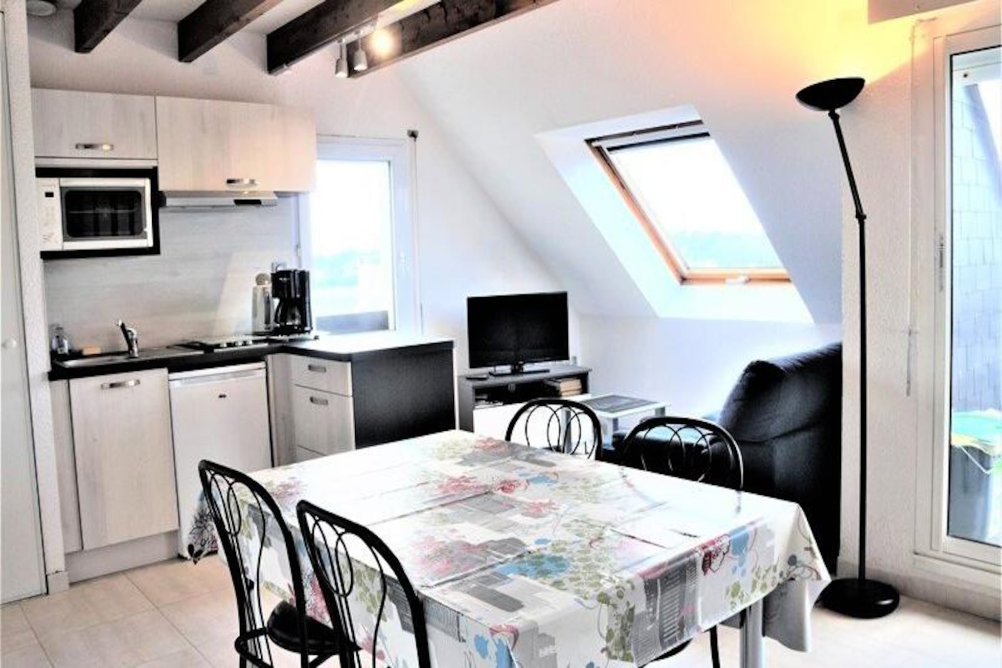 This 50 m² duplex apartment offers a comfortable stay with two bedrooms, a sofa bed, and ample space for up to six people. Pets are welcome for an additional fee, making it ideal for families or pet owners. The apartment features a bathroom with a bathtub, a living room with TV, and a terrace with garden furniture. Bed linen and bathroom linen can be rented, and an end-of-stay cleaning service is available. A deposit and tourist tax are required, and electricity is billed separately during specific months.

The apartment is located in a peaceful area of Guidel Plages, just 400 meters from the beach, seasonal shops, and 500 meters from the marina. Guests can enjoy various water activities, coastal hiking trails, and easy access to local cafes, bars, and a supermarket. The town center of Guidel is 3.5 km away, where more shops and services are available. The location is perfect for those seeking a relaxing getaway by the sea.

The apartment includes a fully equipped kitchenette with a microwave, refrigerator, electric oven, induction hobs, and coffee maker. The living area opens onto a small sea-view terrace with garden furniture, ideal for enjoying meals outdoors. There is no Wi-Fi, but a mini Wi-Fi box is available for rent. The apartment also features heating for comfort during cooler months.