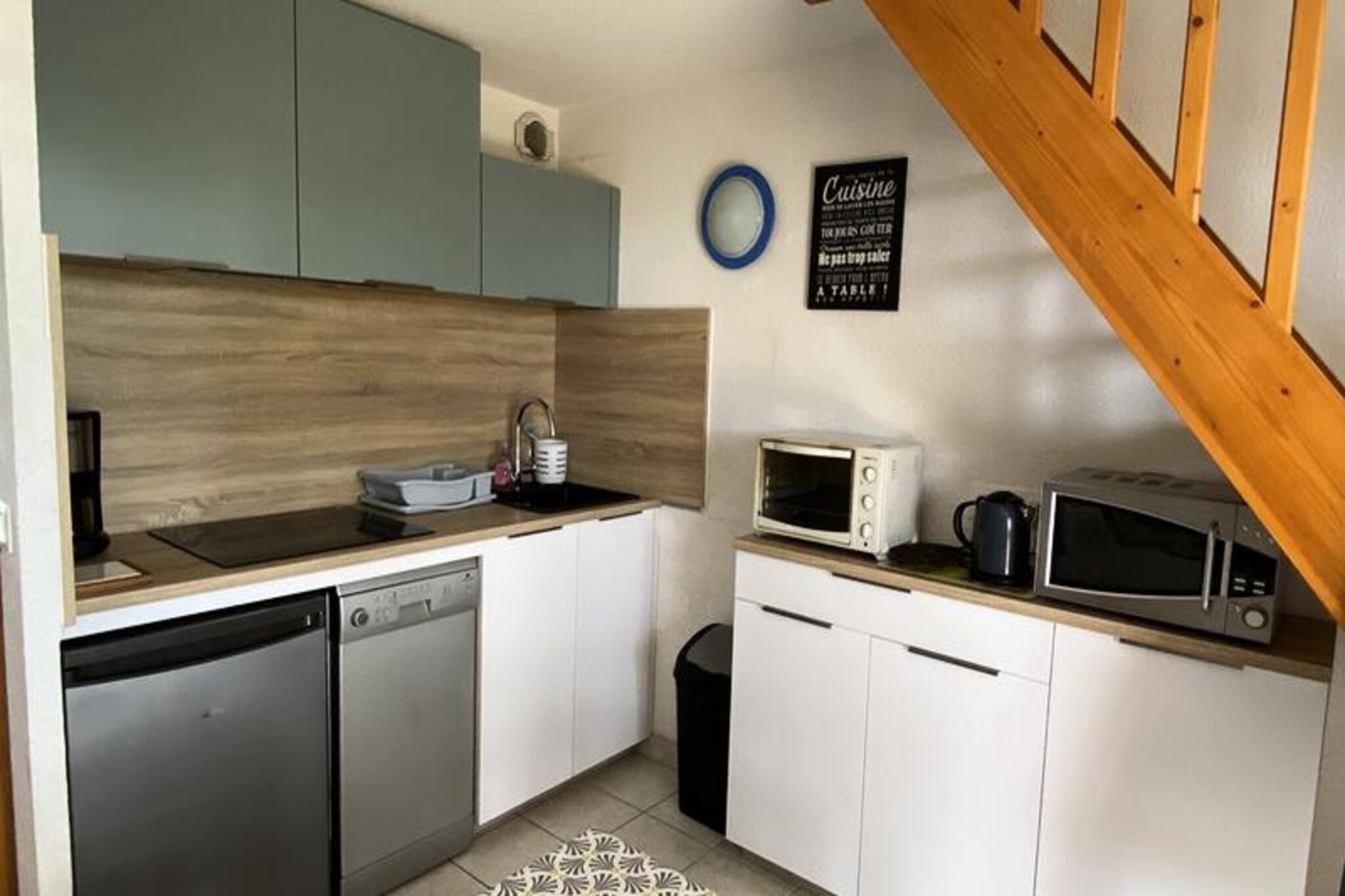 This pleasant 45 m² cottage has on the ground floor:
 - A living room with equipped kitchenette.
 - A lounge area with sofa bed.
 - A bathroom with bathtub and WC. 
 The floor consists of:
 - A bedroom with a 140 bed.
 - A small bedroom with a 90 cm bed (+ 1 90 cm pull-out bed).
 - A bathroom with bathtub.
 Equipment :
 Fridge, microwave, electric oven, induction hob, dishwasher, washing machine, television, garden furniture, barbecue, swimming pool shared by Mégalithes residents, private parking.
 Outside:
 - Small garden (not enclosed) with terrace equipped with garden furniture and barbecue.
 - Numbered parking space in front of the house. 
 - Free access to the communal swimming pool open in the summer season and to the tennis court.
 Year of construction: 1999
 Please note:
 - Official classification 1* for 2 people with a real capacity for 6 people.
 - Electricity extra on the meter reading from 1/1 to 4/05 and from 10/19 to 12/31: cost per kwh according to EDF base rate in force
 - Bed and bathroom linen not provided - Possibility of rental: €16/sheet set or €19/duvet cover set; bathroom linen kit (2 towels, 2 bath sheets, 2 tea towels, 1 bath mat): €20, or individually available.
 - Wifi mini-box rental: €39/week or €6/day
 - Departure cleaning to be carried out by the tenant or possibility of booking a cleaning package: €85
 - Deposit: €450
 - Tourist tax: €0.70/adult/day
 Heating - 1