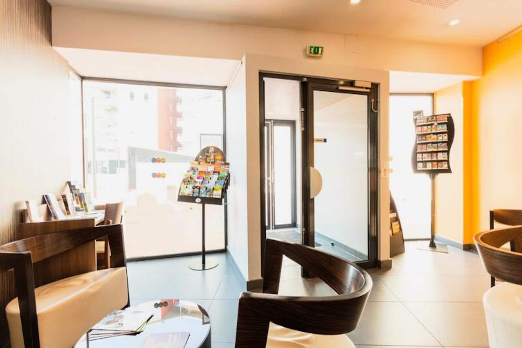Nestled in the Esplanade district, completely renovated and commercial, the Appart'Hôtel Mer & Golf City Perpignan Center*** with its original oval shape and fully air-conditioned, offers 100 modern accommodations for 1 to 2 people, as well as covered private parking (limited places).
In the city center, this establishment will satisfy those looking for shops, restaurants, museums as well as many other tourist activities which makes it an ideal starting point for visiting the city, its surroundings and discovering all the riches of the Catalan coast.
In the immediate vicinity of the city center, a stone's throw from the historic heart, its monuments and just a few minutes from the Archipel theater, the Georges Pompidou convention center, the TGV station and even the beaches , our apart-hotel offers all the ingredients for a successful stay in Perpignan, whether professional or leisure.
Please note:
The number of occupants cannot exceed the maximum capacity authorized in the accommodation.
A baby counts as a person in its own right for insurance purposes.
Even with a baby bed, it cannot exceed the maximum capacity authorized in the accommodation.
For example, 2 adults and 1 baby will not be able to stay in a studio 2, but in a studio 4 or a 2-room apartment.
5 adults or 2 adults and 3 children + 1 baby must stay in accommodation for 6 people, etc.
No extra beds allowed.
Minimum 1 adult per accommodation.
Business Studio 1 or 2 People.
Double bed.
Equipped kitchenette.
Bathroom with spacious shower and WC.
Wifi access - free Basic Access throughout the euro; hotel
Pets allowed - 7€/night or 45€/week - Admitted on presentation of € a valid anti-rabies certificate, kept on a leash in common areas and not authorized in the Euro; breakfast area.
Deposit (additional) - 200
Garage - Public uncovered parking 100m away. - Private covered garage with 25 spaces: 12€ per day (without reservation subject to availability upon arrival during reception opening hours)
Baby kit - high chair on request from 6 months: €6/night up to 3 nights or €20/stay from 4 nights. Bed rail and changing mat depending on the residences in demand depending on availability
Bed linen - included (2 sheets + 2 pillowcases)
Towels - included (1 bath mat per bathroom/shower + 2 bath sheets + 2 hand towels)
Breakfast - Additional charge - Continental breakfast buffet served in the dining room from 7 a.m. to 10 a.m. on weekdays and from 8:30 a.m. to 10:30 a.m. on weekends and public holidays: 10€ per adult from 12 years and 5€ children aged 4 to 11.
Tourist tax (additional charge) - In addition: the tourist tax must be paid on site according to the current rate.