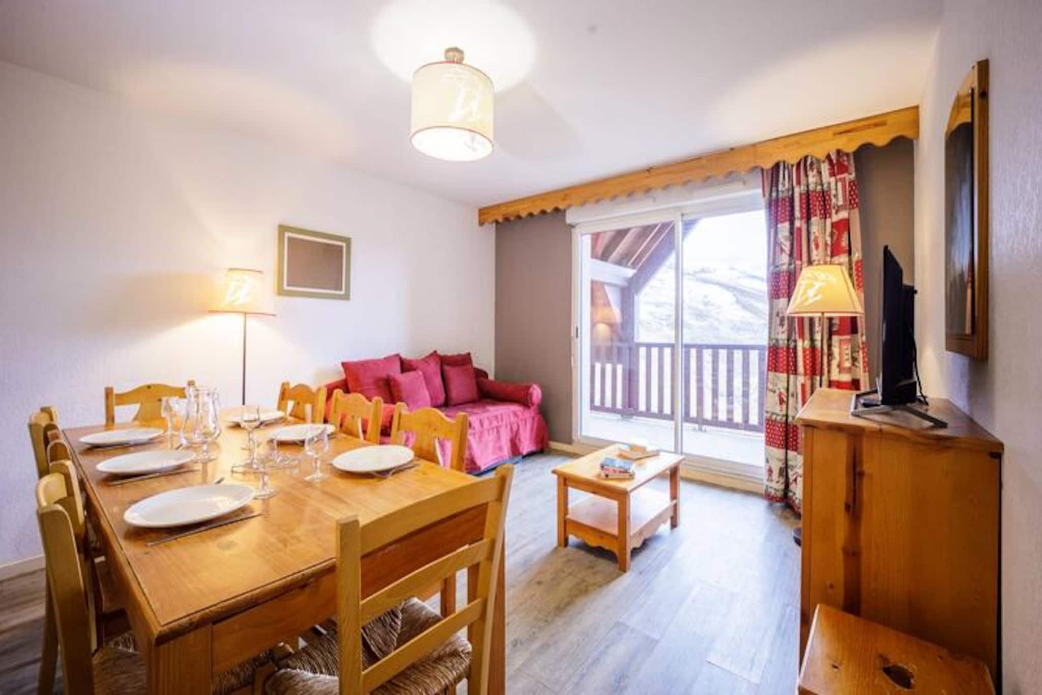 Apartment for 10 people Residence Les Hauts de Peyragudes Bât B N°20 3rd floor.
 3 bedrooms: 
 -1 with a double bed
 -2 with 2 small beds (can be brought together to make a large bed)
 -cabin with 2 bunk beds 
 -kitchen open to living room (sleeps 2 in the pull-out sofa bed)
 -1 bathroom + 1 powder room
 -2 WC
 Balcony
 Free shuttle 50m from the residence
 Option for your stay
 Sheet rental: €15/bed
 Towels: €9/person
 Final cleaning:200€
 Ski locker N°20
 
 Heating - 1