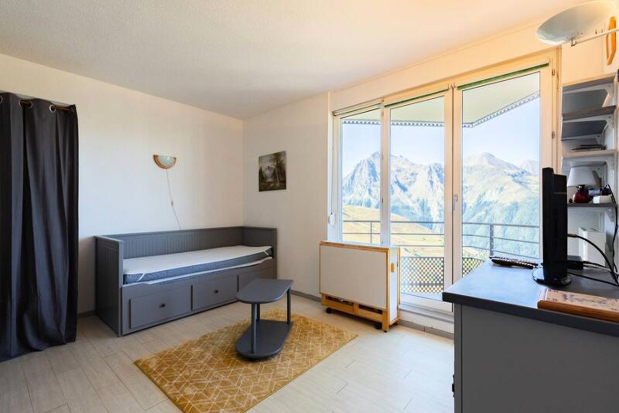 Peyragudes resort 
 Studio for 4 people, in the Les Balcons de Peyresourde residence
 50m from the shuttle stop to the slopes. Supermarket and bakery at the foot of the residence
 Near restaurant.
 -Kitchen open to the living room 2 2-seater benches in the living room Extendable table Balcony with view
 -Bathroom with large bathtub.
 -Ski locker No. 70.
 Option for your stay:
 Sheet rental: €15/bed.
 Towel kit: €9/person.
 Final cleaning fee: €80.
 No pets Thank you.
 Heating - 1