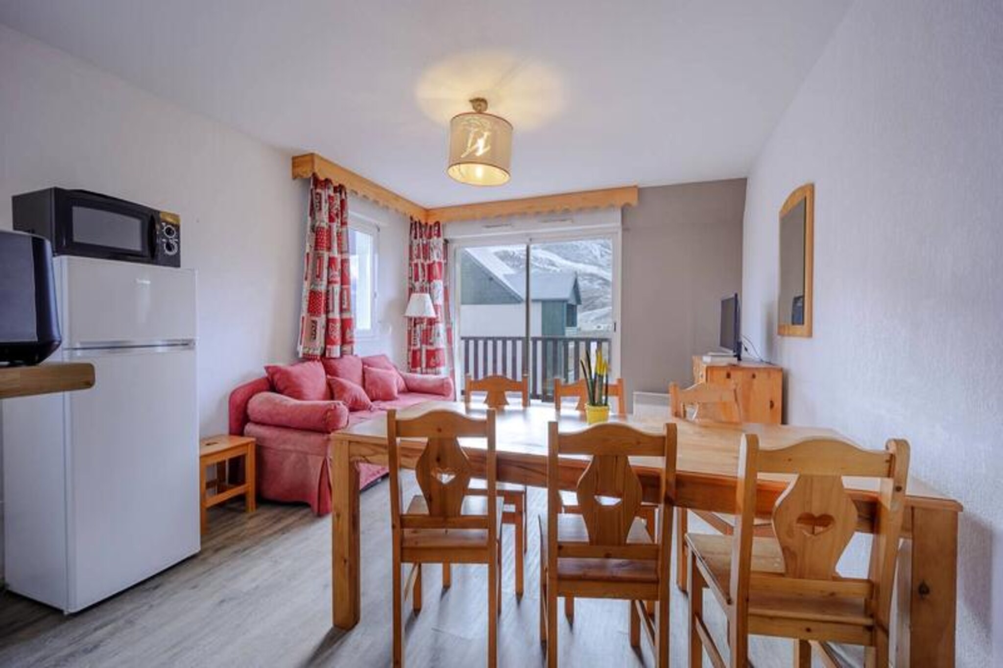 Superb apartment for 12 peopleResidence Les Hauts de Peyragudes. Near shuttle stop.
 -3 bedrooms: 1 with a double bed, 2 with 2 single beds 
 -cabin with 2 bunk beds 
 -equipped kitchen open to the living room (2 beds in the sofa)
 -bathroom and 2 shower rooms
 -2 WC 
 Balcony, facing south with stunning views!
 Advantage on ski equipment rental.
 Option for your stay:
 Sheet rental: €15/bed
 Towel kit: €9/person
 Final cleaning fee: €200
 
 Heating - 1