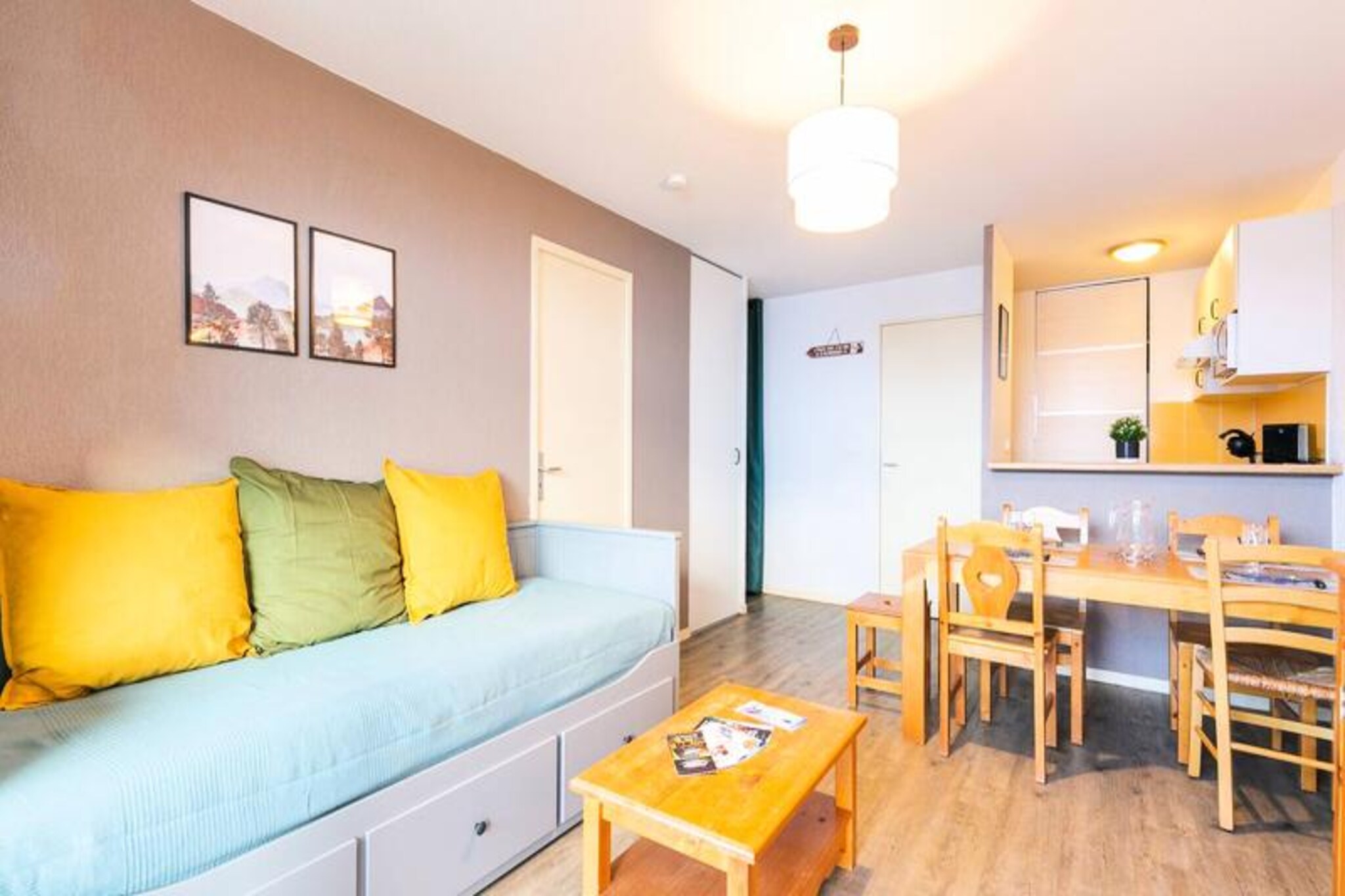 2 Rooms for 6 People