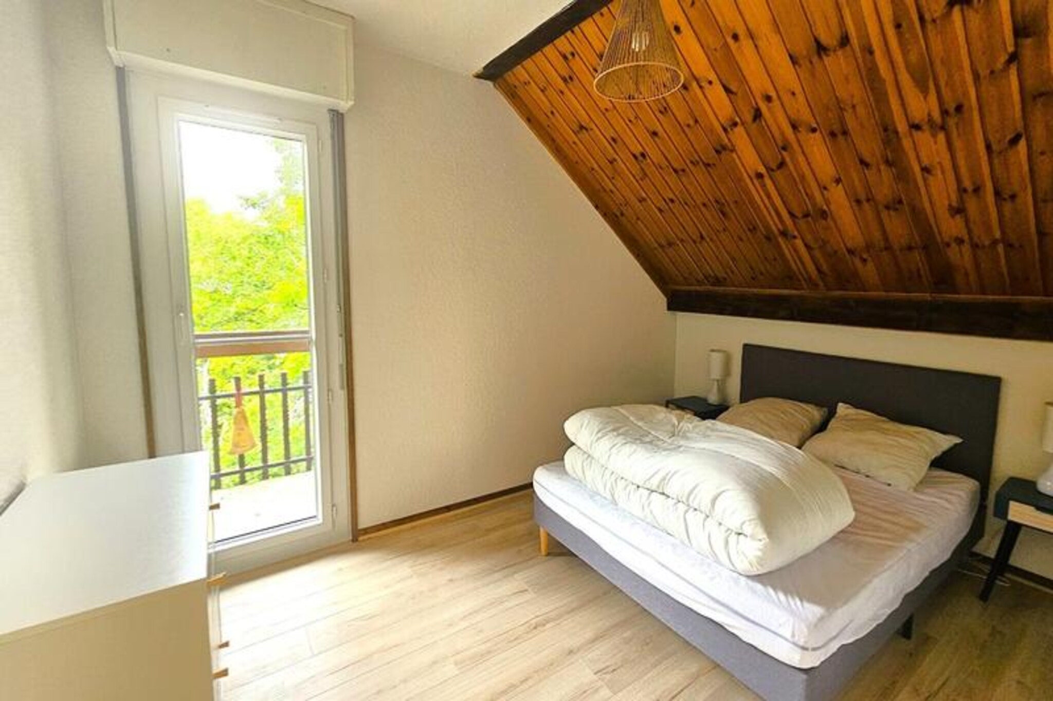 This spacious 54 m² apartment is perfect for families or groups of 6 to 7 guests. It features three bedrooms, including two double rooms (140x200) with balcony access, and a bedroom with a bunk bed (2 single beds 90x190). The apartment is pet-friendly, allowing guests to bring their furry companions for an additional fee. The living area is bright and airy, with ample storage space and access to two balconies offering panoramic mountain views. A ski locker and reserved parking for the residence add convenience for guests.

The apartment is ideally located near the ski slopes and lifts, making it a great choice for winter sports enthusiasts. With hiking trails nearby and a shuttle stop just 50 meters away, guests can easily explore the surrounding areas. The village of Puy Saint Vincent is quiet and offers charming restaurants, shops, and artisan markets. Guests can also enjoy various activities such as cross-country skiing, tobogganing, and paragliding, all set in the stunning Écrins National Park.

Inside, the apartment is equipped with a fully fitted kitchen, including a dishwasher, coffee maker, and kettle, perfect for preparing meals after a day on the slopes. The bathroom has a shower and vanity unit, and there is a separate toilet for added convenience. A dining area is available, with access to the balcony to enjoy the fresh mountain air. A Wi-Fi connection ensures you stay connected during your stay.