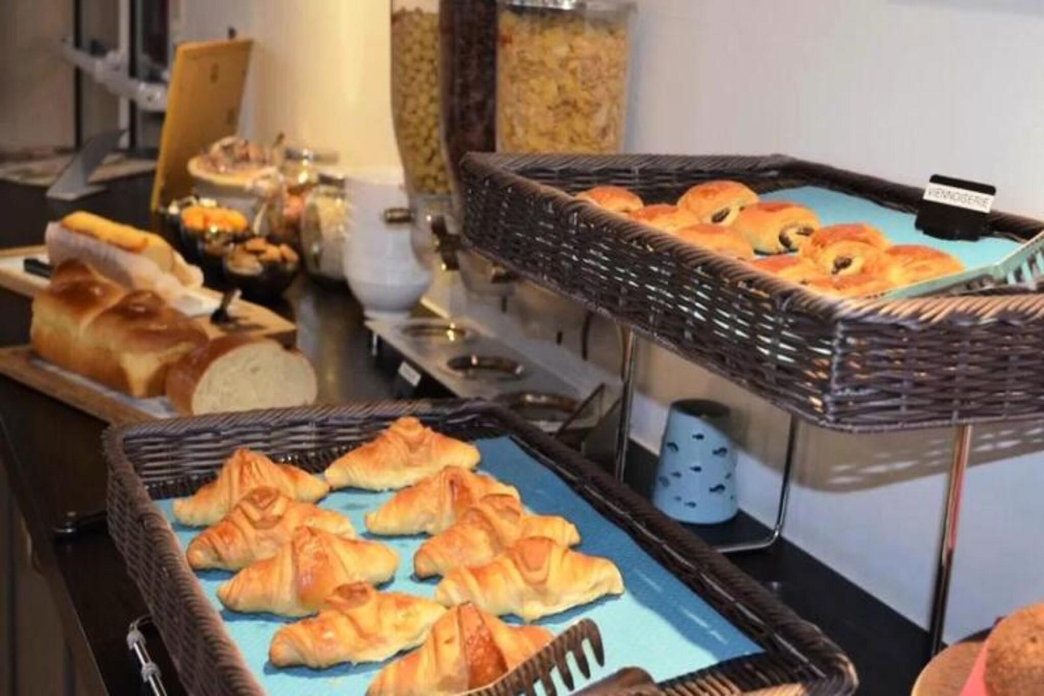 This charming hotel offers 51 comfortable rooms, including options suitable for people with reduced mobility. Each room is equipped with two single beds that can be joined, plus a high bed suitable for children over 6 years old, a private bathroom, and a TV. The hotel provides free WiFi throughout the property, and bathroom linens are provided. For guests traveling by car, there is limited private parking with additional free spaces nearby. The hotel is not pet-friendly, and a tourist tax is payable on-site.
Located just 200 meters from a beautiful sandy beach, the hotel is perfect for a relaxing coastal getaway. Guests can explore the surrounding natural beauty, including dunes, forests, marshes, and bocages. The marina is close by, and the area offers plenty of opportunities for outdoor activities. There is a panoramic restaurant on-site where guests can enjoy traditional cuisine and fresh seafood while taking in stunning views of the marina. Additional local attractions, cafes, and markets are easily accessible.
Rooms are well-equipped with a private bathroom, and many feature convenient connecting options for families. While there is no kitchenette in the rooms, the restaurant offers a delightful dining experience. With its tranquil setting and excellent amenities, the hotel provides an ideal place to unwind and enjoy the surrounding nature.