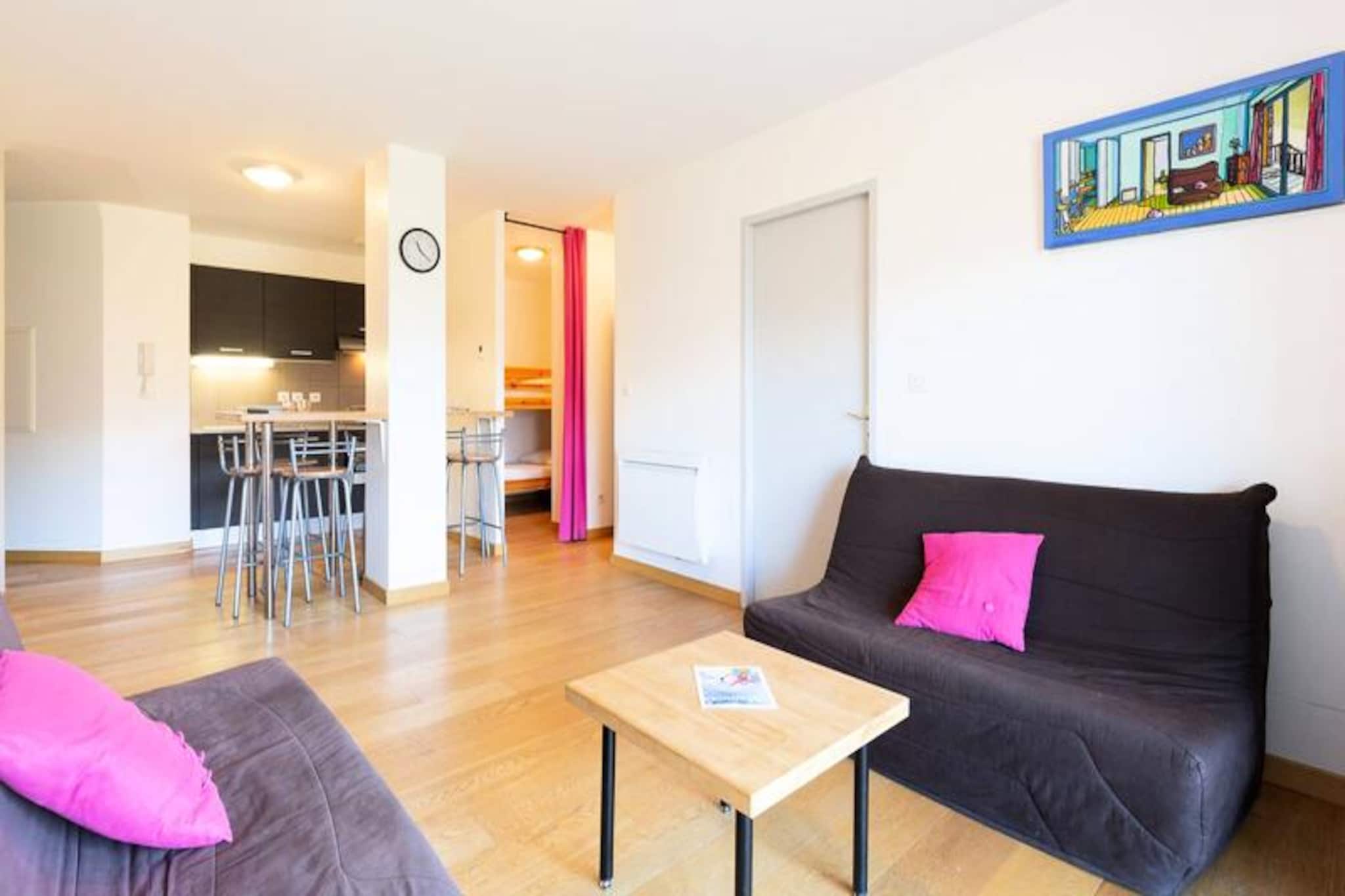 Superb apartment for 6 people Residence Balcons de Peyresourde. Tracks in 5 minutes.
-Kitchen open to the living room (2 beds on the sofa)
-Terrace (Mountain View)
-Bathroom
-Separate toilets
-1 bedroom with 140 bed
-1 cabin with 2 bunk beds
Apartment 1 Ski locker N°3 Free covered parking.
Advantage on ski equipment rental.
Options:
Sheet rental: €15/bed
Towel kit: €9/person
Final cleaning fee: €100
No pets-thanks
Access to the slopes
Heating - 1