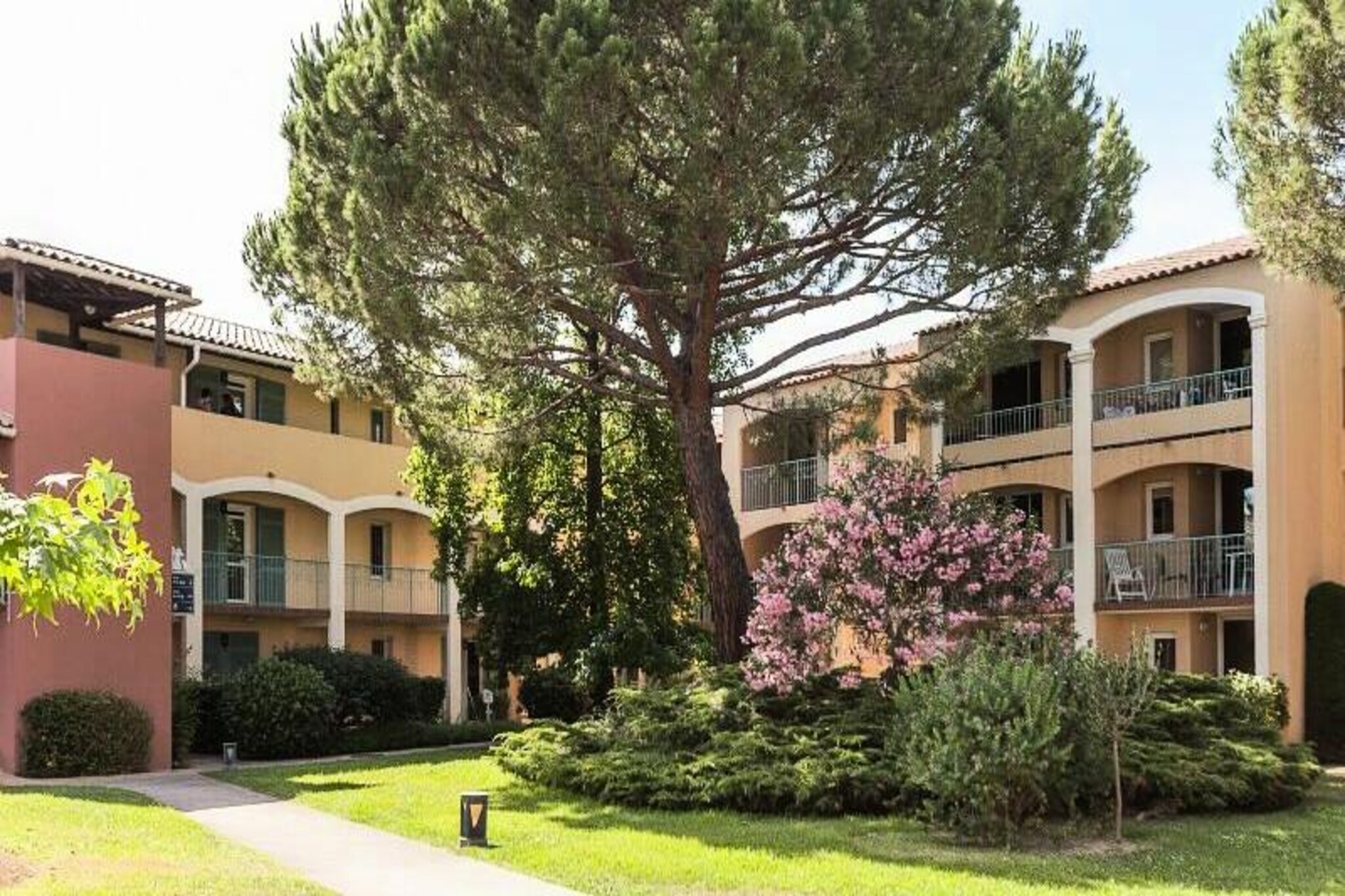 Nestled just 800 meters from the beach, the Résidence Les Rives de Cannes Mandelieu offers a tranquil retreat on a picturesque peninsula surrounded by the Siagne River. The residence features small, charming buildings designed to blend seamlessly with the stunning natural surroundings. Guests can enjoy access to a variety of amenities including an outdoor swimming pool and paddling pool (open from April 6 to November), a fitness room, and the Riviera restaurant, all available for an additional fee. For a unique experience, enjoy access via boat through the private pontoon.

The apartment, approximately 33 m² in size, is ideal for up to 5 guests and includes a living room, kitchen area, bedroom, bathroom, and separate toilet. The residence offers a range of quality services, with recently renovated apartments under the maeva Home Prestige label. Additional services, such as WiFi (subject to availability), baby kits, and parking (for a fee), ensure a comfortable and convenient stay. For your comfort, bed linens are included, though bathroom linen and end-of-stay cleaning incur an extra charge.

Please note that 1st and 2nd category animals are not permitted in the residence, though other pets may be allowed for an additional cost. The property also charges a tourist tax, payable through your personal space. The residence offers ample uncovered parking with 165 spaces available for reservation. Whether you're looking to relax by the pool or explore the surrounding area, this accommodation provides a perfect balance of comfort and convenience.