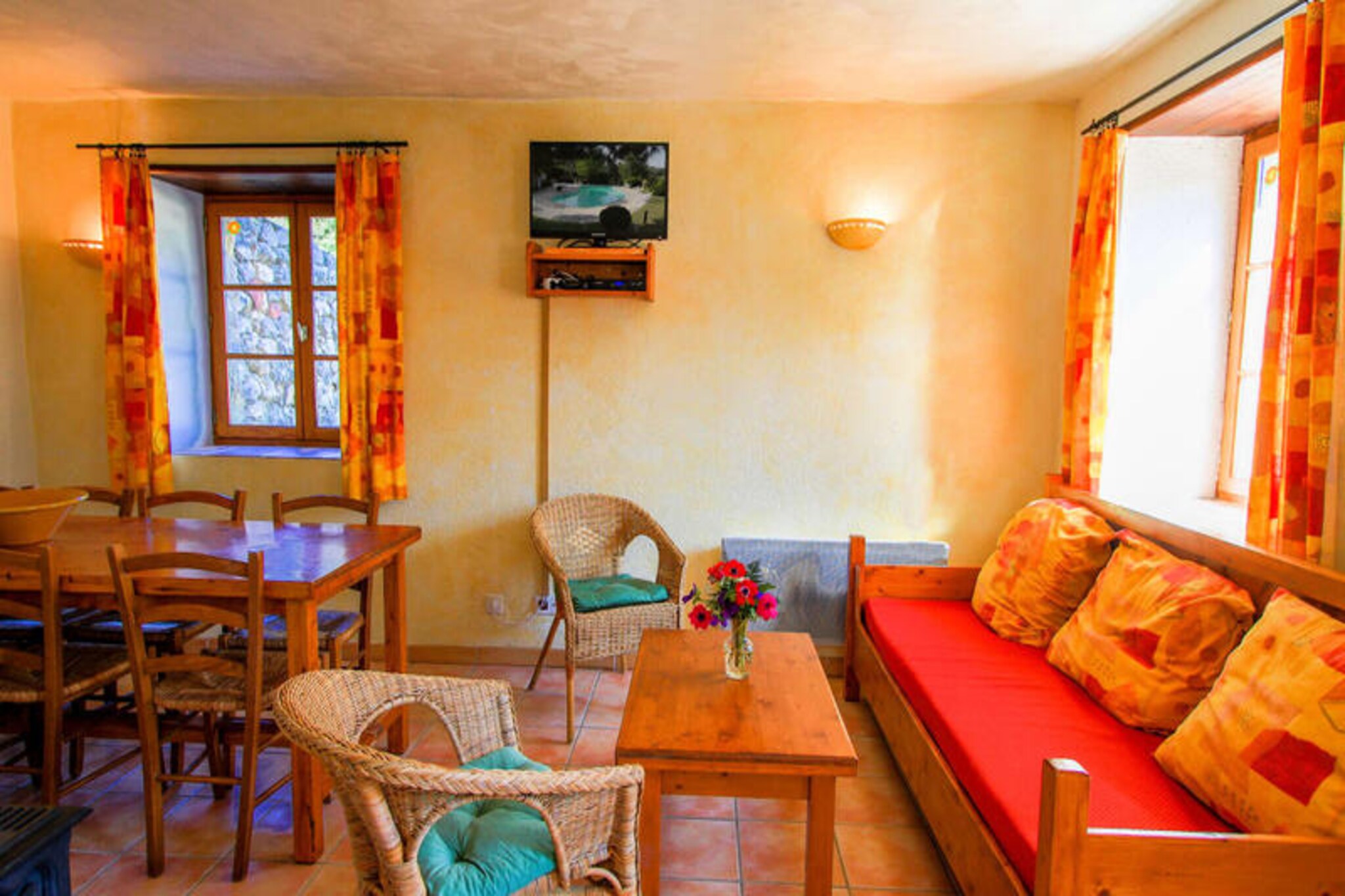 This charming holiday home, nestled in a 6-hectare estate, is perfect for large families or small groups seeking tranquility in nature. The property features four bedrooms, including a master with a double bed and a single bed, and two additional rooms with single beds that can be converted into doubles. A mezzanine with two single beds offers extra sleeping space. It is not pet-friendly, and a 500 deposit is required. Guests can enjoy access to a shared swimming pool on the property.
Located in the heart of Provence Verte, this holiday home offers a peaceful retreat surrounded by century-old oak trees, pines, and Mediterranean vegetation. The area is ideal for nature walks, and nearby attractions include the Mediterranean Sea and the Verdon lakes. The village markets and local cafיs offer a taste of authentic Provence, and the propertys serene environment makes it perfect for relaxation.
Inside, the house boasts an open-plan American kitchen, fully equipped with modern appliances like a microwave, oven, and dishwasher. The spacious living room features a wood stove, and the dining area provides a cozy place for meals. Additional amenities include a bathroom with a shower, a separate toilet, and an outdoor solarium terrace with stunning views. For added luxury, a spa with a sauna, hammam, and jacuzzi is available by reservation.