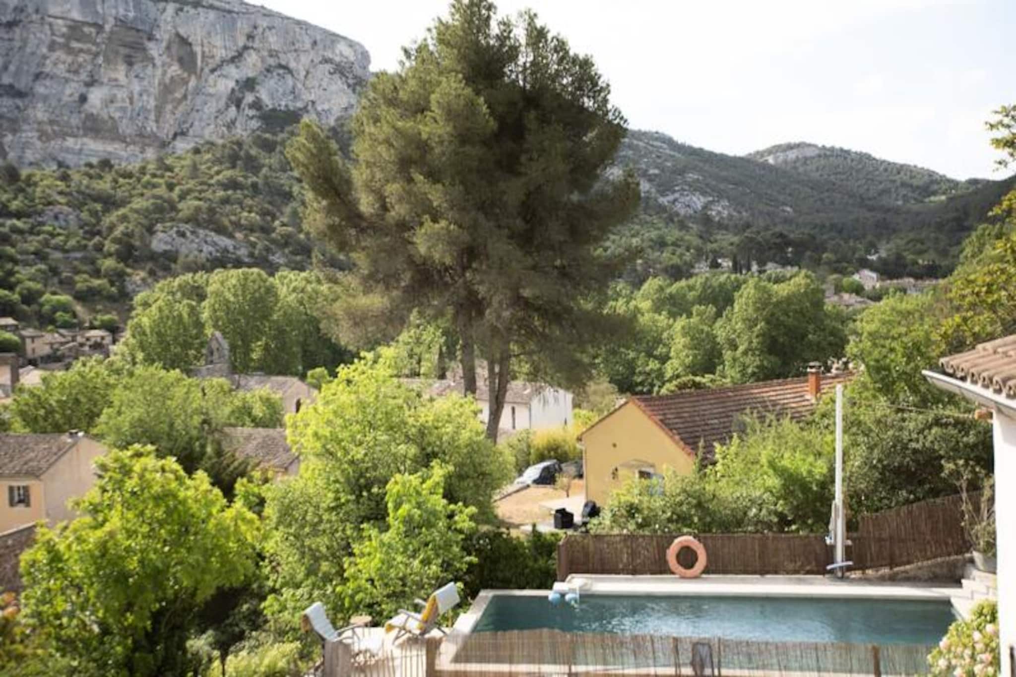 This spacious 210m² holiday home in Fontaine-de-Vaucluse offers the perfect retreat for up to 8 guests. Featuring 4 well-appointed bedrooms, each designed for comfort, and 2 bathrooms—one with a shower and bathtub. The home also includes 3 separate WCs for added convenience. The large living area is perfect for family gatherings, and the property is pet-friendly, ensuring a welcoming environment for all. The house is equipped with everything you need for a relaxing stay, including Wi-Fi and a beautiful garden.
Located in the heart of Provence, the house offers easy access to nearby attractions like the picturesque villages of Gordes, Roussillon, and Ménerbes. The vibrant town of Isle-sur-la-Sorgue is just minutes away, famous for its Provencal market and antique dealers. Enjoy hiking, mountain biking, and canoeing along the emerald-colored Sorgue River. Culture enthusiasts will appreciate the proximity to historical sites like the Palais des Papes in Avignon.
The fully equipped kitchen allows for home-cooked meals, while the barbecue area offers an ideal space for outdoor dining. Relax in the spacious lounge or unwind by the private pool. Additional amenities include a washing machine, dishwasher, and private parking.
