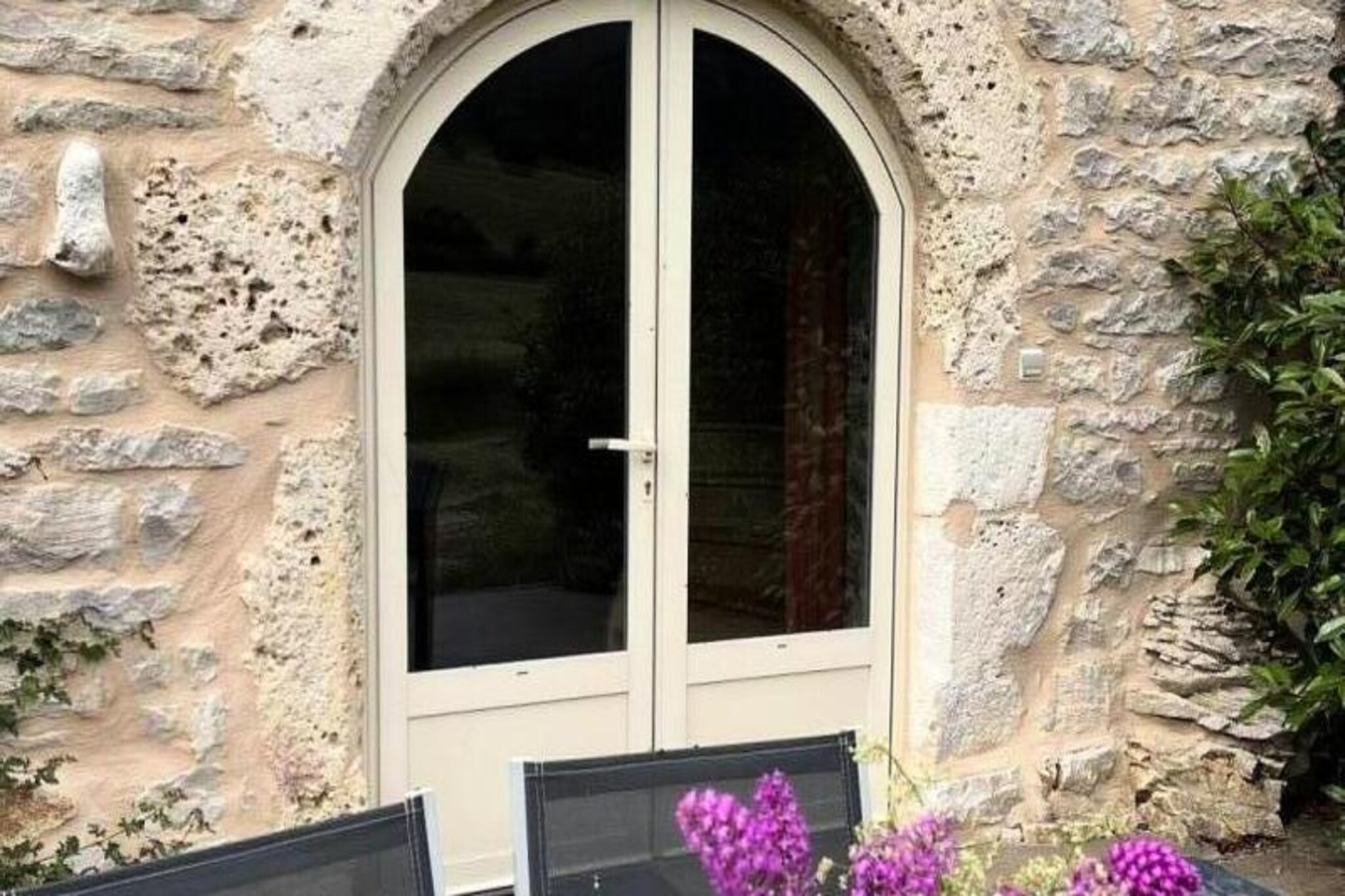 This charming holiday home features two cozy gîtes, ideal for small families or groups. The "La Prairie" gîte offers 1 bedroom with a 140 cm bed, a private bathroom, and an independent toilet. The second floor has a 140 cm bed and two 90 cm twin beds. The property is pet-friendly, allowing up to two small animals at no extra charge. It provides all necessary amenities, including a TV, piano, and access to a private courtyard with garden furniture. Private parking is available nearby.

Situated near La Canourgue in the serene Montet area, the property is surrounded by tranquil nature, making it perfect for those seeking peace. Guests can enjoy nearby attractions like local cafes, restaurants, and markets. While there is no motorhome parking, a charging station for electric vehicles is located nearby in La Canourgue.

The gîte features a fully equipped kitchen with a washing machine, microwave, refrigerator, dishwasher, induction hob, and oven. Other amenities include a wooden boiler plate for heating and a shared swimming pool just 500 meters away. Bed linen, bathroom linen, and cleaning services are all included in the price, ensuring a comfortable and hassle-free stay.