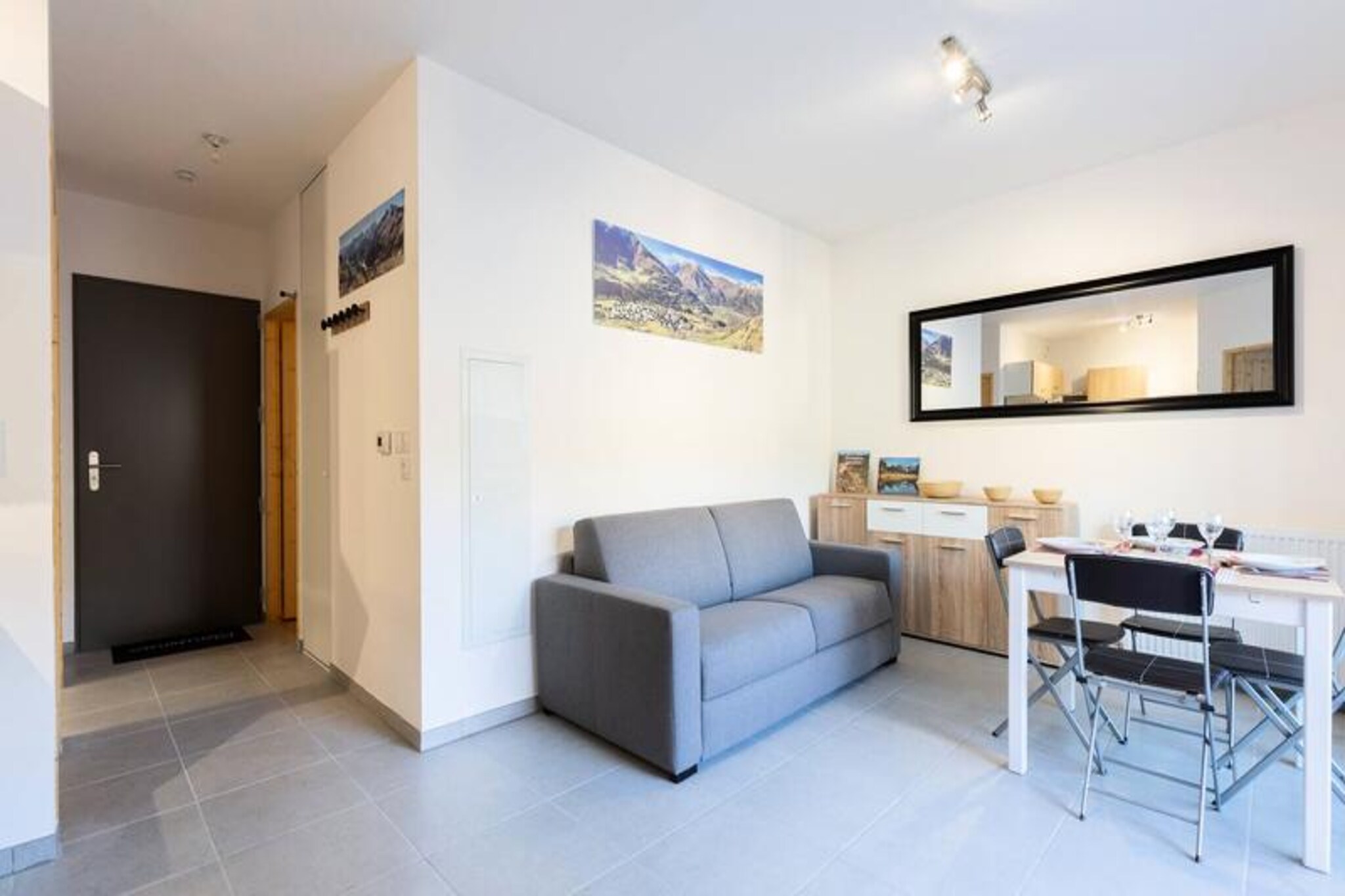 This modern apartment is perfect for 4 people, featuring a bedroom with a 140cm bed and a second bedroom with two bunk beds. The property is pet-free, ensuring a peaceful stay for all guests. It includes a balcony to enjoy the fresh mountain air and views. The apartment also offers free Wi-Fi, heating, and secure storage for bikes and skis, providing convenience for active guests.

Located in the heart of Loudenvielle village, this apartment is just two minutes from the SkyVall gondola to Peyragudes, giving you easy access to the slopes. The nearby Balnéa thermal spa is ideal for relaxation after a day of adventure. The area also boasts a range of cafes, restaurants, and shops, making it easy to enjoy both local and international cuisine and shop for essentials.

The open-plan kitchen is fully equipped with modern appliances, allowing guests to prepare meals at their leisure. The living room offers a comfortable space to relax, with easy access to the kitchen. Additional amenities include a ski locker, free parking, and the option to rent sheets and towels for added comfort. End-of-stay cleaning is also available for a fee.