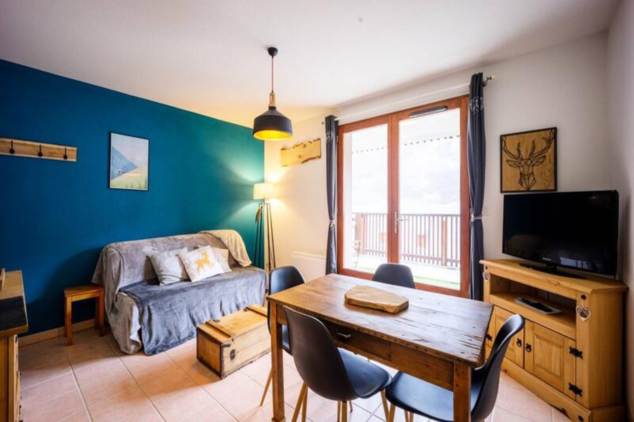 This superb apartment in Loudenvielle comfortably accommodates up to four guests. It features one bedroom with a double bed and a sofa in the living room. Pets are not permitted.

Located in the Les Granges de Trescazes residence, this holiday home is ideally situated just a 5-minute walk from the SkyVall gondola, providing easy access to the Peyragudes ski resort and its mountain bike trails. Balnיa and Lake Loudenvielle are also within a convenient 10-minute walk.

The apartment includes a kitchenette open to the living room and a terrace with a view. A shared bike room is also available. Sheet rental, towel kits, and final cleaning can be arranged for an additional fee.
