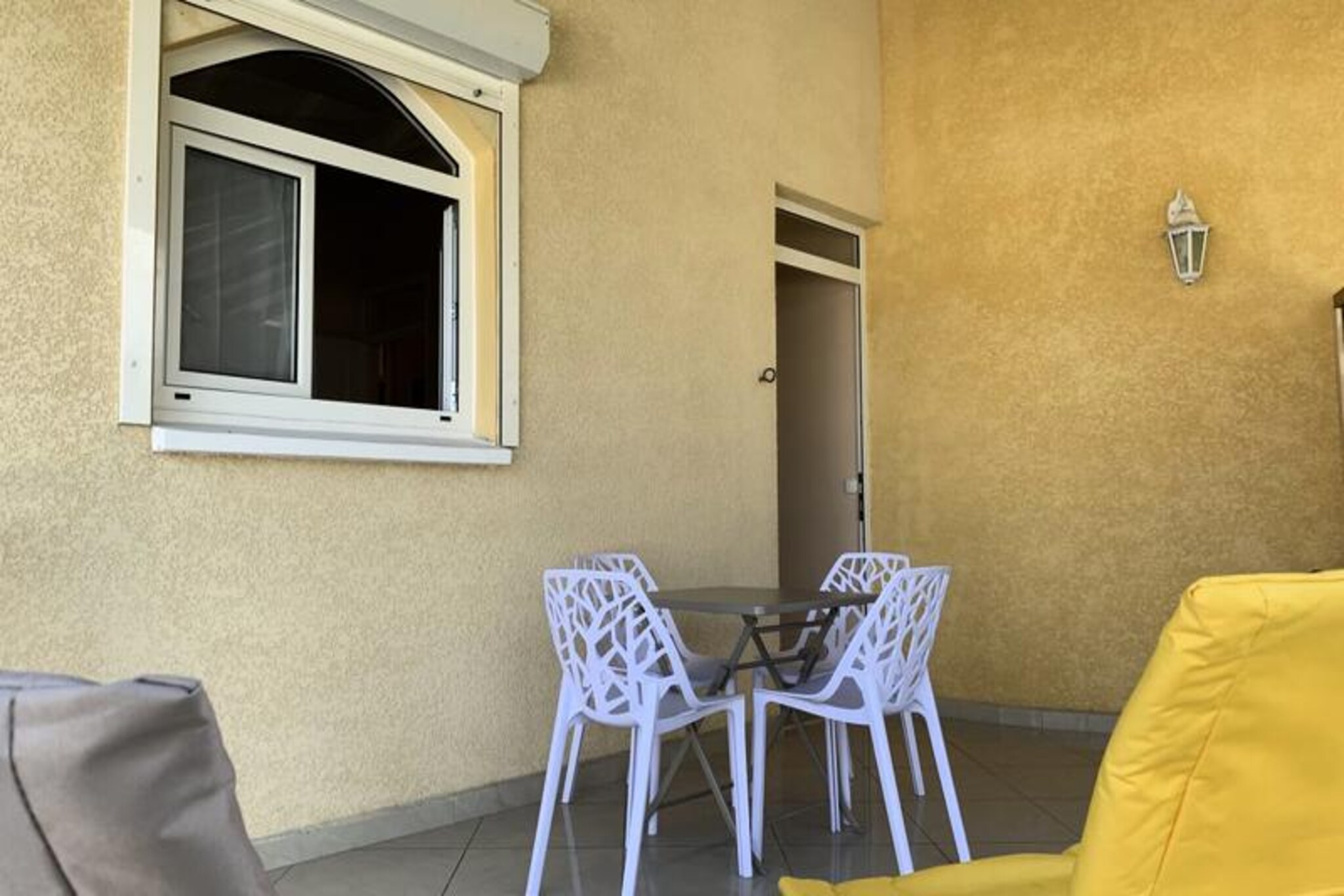 This cozy apartment is located in a spacious Creole villa, offering a peaceful escape in the countryside of Guadeloupe, just 5 minutes from the island's most beautiful beaches. The apartment features a large bedroom with an attached bathroom, making it ideal for a relaxing stay. Air conditioning is available in all rooms, and Wi-Fi ensures you're always connected. Towels, bed linen, and housekeeping services are included, with a quality hotel management team ensuring a smooth stay. The apartment is not pet-friendly, and parties are not allowed out of respect for the neighborhood.

Nestled between Sainte-Anne and Saint-Franחois, this location offers easy access to some of the most popular attractions in Guadeloupe. The town of Sainte-Anne, with its vibrant market and beautiful beach, is just 10 minutes away by car. The Saint-Franחois marina, a prime departure point for sea excursions, is also nearby, along with the must-see Petite-Terre marina. Guests can explore a wide array of dining options, beaches, and activities, ensuring a memorable stay.

Inside, the apartment boasts a fully renovated kitchen, perfect for preparing meals. The spacious living room offers a comfortable space to unwind, while the outdoor terrace provides a tranquil spot to relax and enjoy the view of the garden. The apartment is also equipped with a water reserve system to protect against cuts, ensuring your comfort throughout your stay.