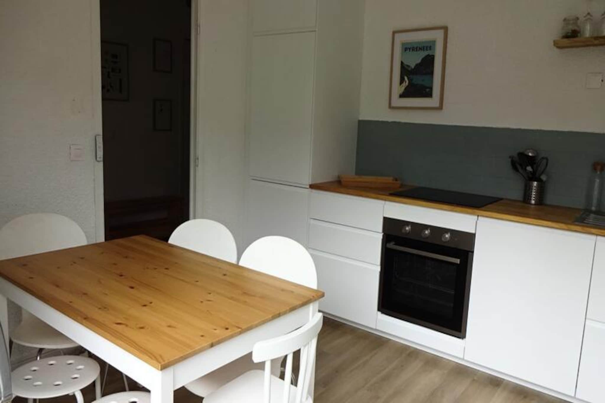 4 Rooms for 8 People