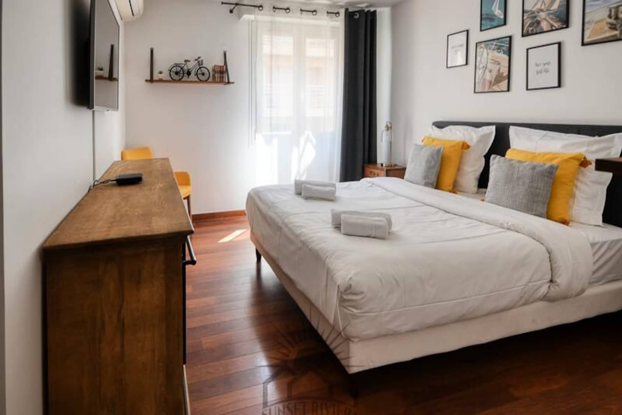 This charming apartment offers a perfect getaway with elegant décor inspired by luxury yachts. It features a cozy double bed, ideal for a romantic retreat or solo stay, ensuring a restful night’s sleep. Guests can enjoy modern amenities such as high-speed Wi-Fi, a television, and quality bed linen and towels. Pet-friendly (subject to approval), this apartment provides the perfect blend of comfort and style.

Located just steps away from the renowned Antibes marina, the apartment allows easy access to the area’s vibrant restaurants, shops, and water activities. The charming streets of Old Antibes, along with local attractions, are just a short stroll away. Guests can explore picturesque cobbled lanes, Provençal markets, and seaside cafes, while enjoying breathtaking views of the Mediterranean. The lively atmosphere and proximity to stunning beaches make this apartment an ideal choice for any visitor.

The apartment features a high-end kitchen equipped with modern appliances, perfect for preparing meals in the chic ambiance. The contemporary bathroom offers a relaxing space to unwind after a day of exploring. A spacious living room invites you to relax, filled with natural light and maritime-inspired décor. Enjoy the luxurious feel and personalized local guide with exclusive recommendations for your stay.
