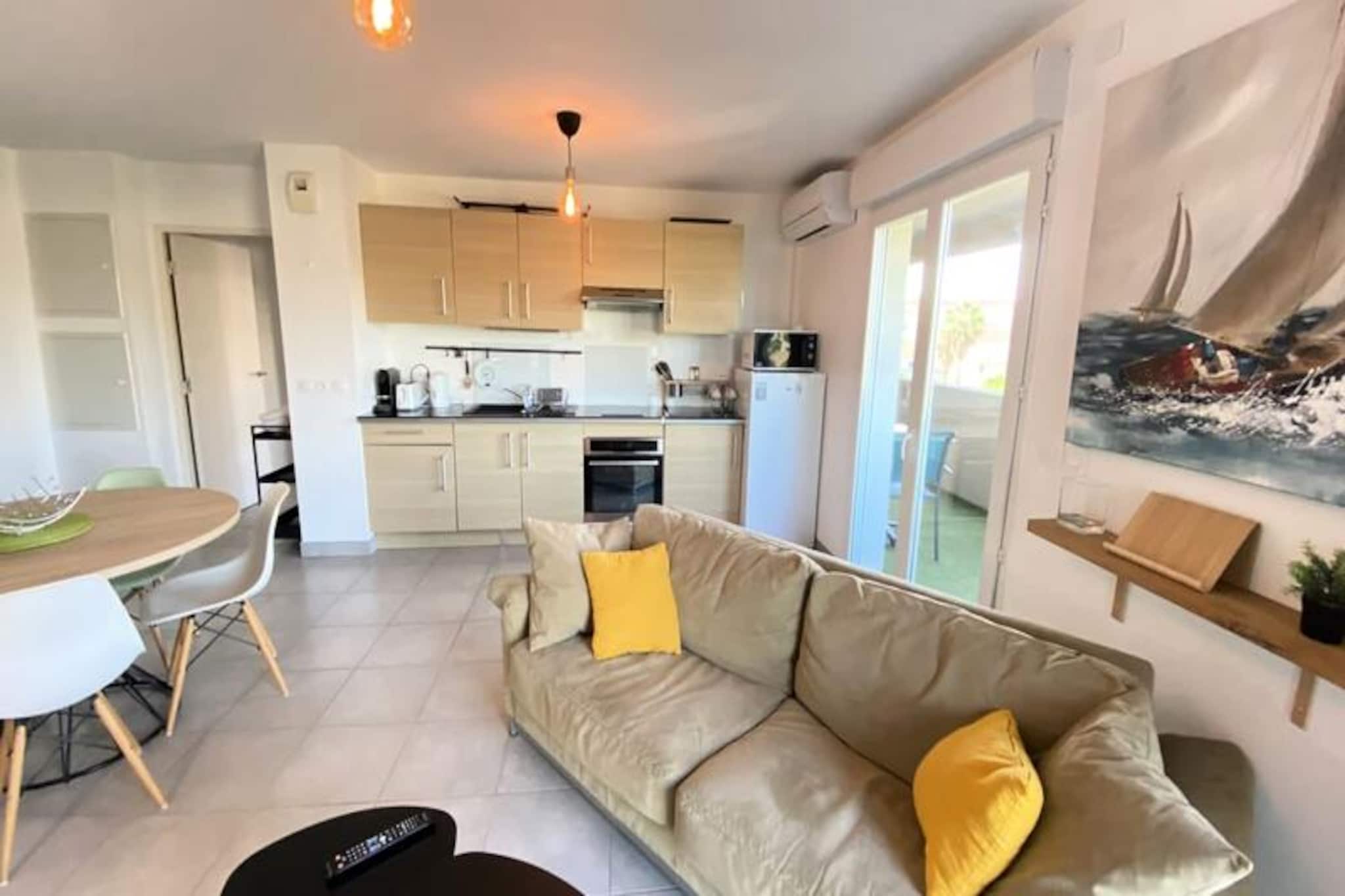 This spacious apartment offers comfortable accommodations for up to 8 people, making it perfect for families or groups. It features two bedrooms—one with a double bed and the other with two sets of double bunk beds—along with a convertible sofa in the living room. The property is pet-friendly and includes amenities such as Wi-Fi, air conditioning, and a private parking space in the basement for added convenience. Guests can relax on the terrace or small balcony, enjoying the fresh air and views.
Located just 300 meters from Exflora Park, the apartment is ideally situated for those looking to explore the area. The beach is a short 5-minute walk away, perfect for a day by the sea. A supermarket is nearby for easy shopping, and the city offers a variety of local cafes and markets to explore. With excellent public transport connections, you can easily access nearby attractions and enjoy the vibrant atmosphere of Juan-Les-Pins.
The apartment features a fully equipped open kitchen, making it ideal for self-catering. The modern bathroom includes an Italian-style shower for your comfort. Bed and bathroom linens are provided, and the apartment offers a cozy living area with a sofa for relaxation.