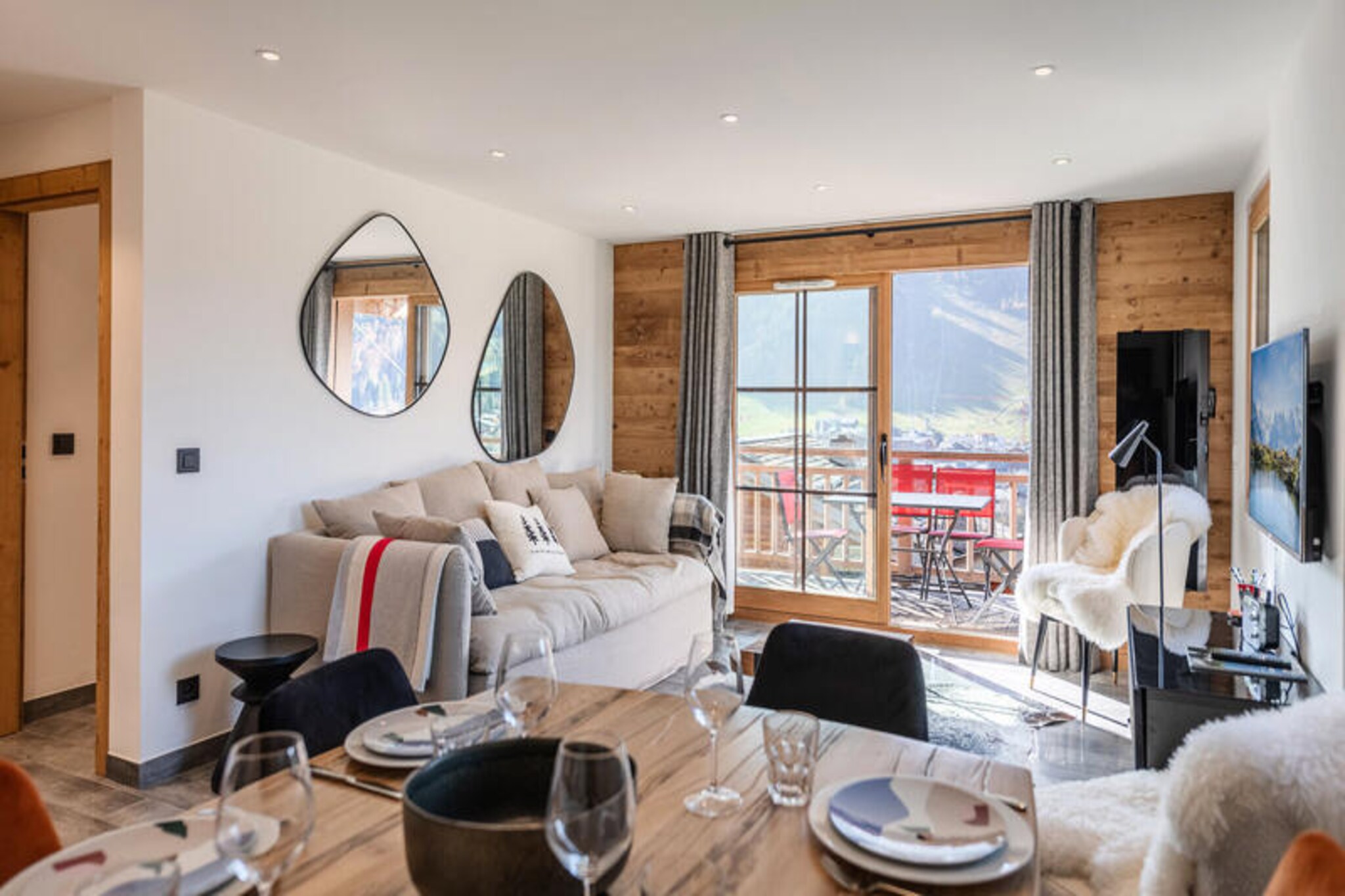 This warm and comfortable 55m² apartment offers an ideal retreat for up to 4 guests. It features two double bedrooms, each with ample storage space, one of which has access to a balcony with stunning views of Morzine. The apartment is non-smoking and pets are not allowed. A deposit of 1,500 is required before arrival, and the property includes essential services such as welcome amenities, sheets, towels, and beds made on arrival. End-of-stay cleaning is included, excluding the kitchen and trash disposal.

Ideally located, this apartment is just a 10-minute walk from the center of Morzine and the Pleney ski slopes, offering easy access to the resorts bustling shops, restaurants, and cafיs. Visitors can enjoy a variety of activities, including skiing in the winter months and hiking in the summer. The vibrant village center is close by, providing local markets and a true alpine atmosphere, perfect for relaxing after a day on the slopes.

The apartment features a well-equipped open kitchen with a dining area, ideal for preparing meals during your stay. The living room provides a cozy space to relax, complete with a television and access to a terrace. Additional amenities include a bathroom with a bathtub, washing machine, dryer, and towel dryer, as well as a separate shower room. For convenience, there is an outdoor parking space, ski locker, and cellar for storage. Heating is provided to ensure comfort throughout your stay.