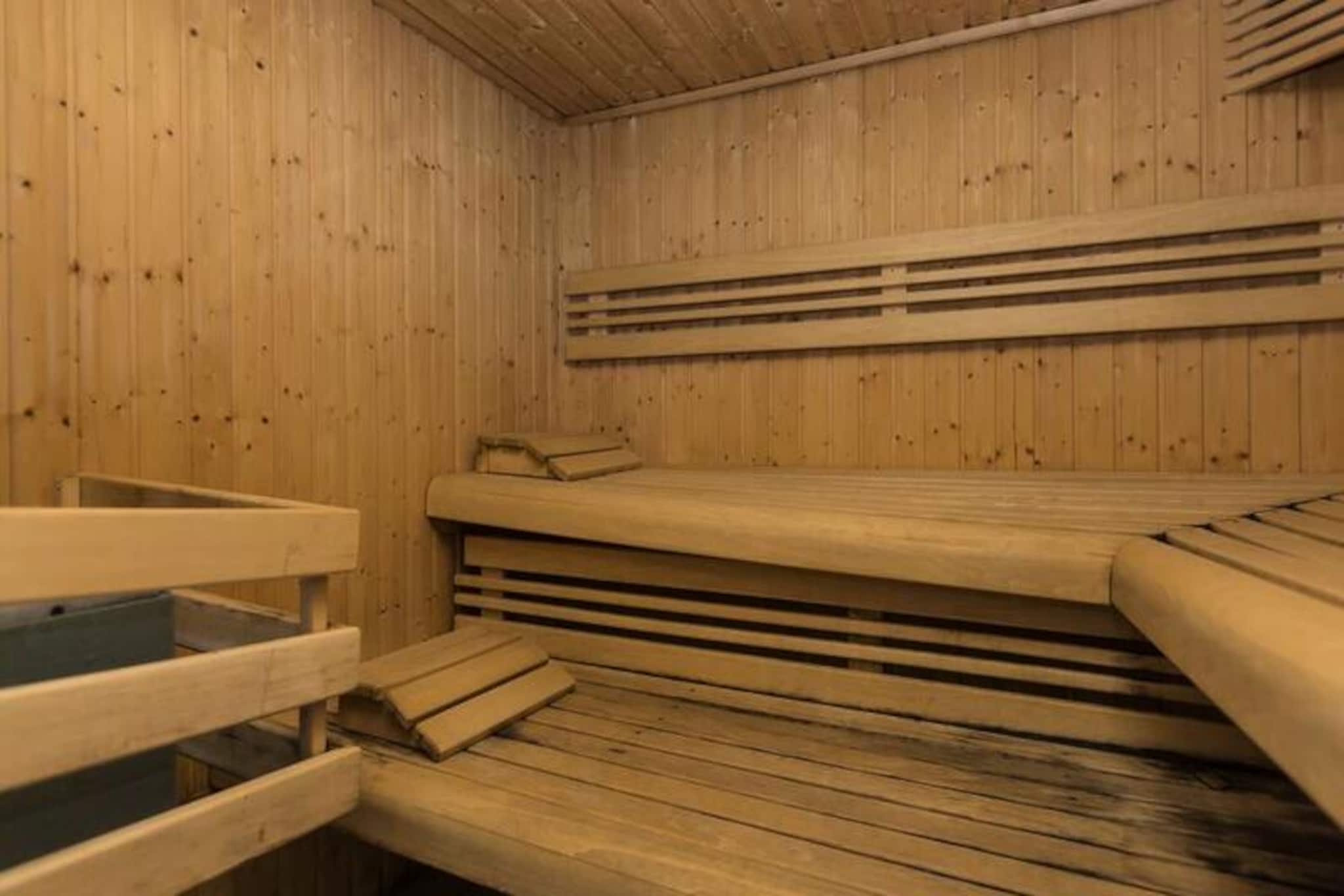 5 Rooms 10 People