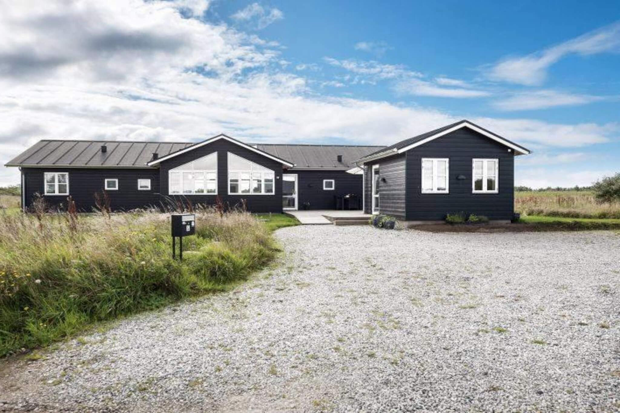 Velkommen til dit drømmesommerhus! Dette rummelige tilflugtssted blev bygget i 2014 og har et gulvareal på 1750 m² og et hyggeligt husareal på 150 m². Det er designet med tanke på familier, er børnevenligt og udstyret med moderne bekvemmeligheder for et behageligt ophold. Huset har 4 soveværelser, hvert med en dobbeltseng, og 2 badeværelser med gulvvarme. Opholdsstuen har kabel-tv, WiFi og underholdningsmuligheder som PlayStation og Nintendo Wii. Det fuldt udstyrede køkken har mikrobølgeovn, komfur med ovn og kogeplader, elkedel, kaffemaskine og et køle-/fryseskab med 150 liters fryseplads. Udenfor finder man havemøbler, grill, liggestole og gynger. Det aflåselige skur giver sikker opbevaring. Slap af i saunaen eller nyd den gennemgående spa. Huset er allergivenligt, hvilket sikrer et behageligt ophold for alle gæster. Med en beliggenhed kun 700 meter fra stranden, 500 meter fra en restaurant og 4000 meter fra indkøbsmuligheder har du nem adgang til alt, hvad du har brug for. Yderligere faciliteter omfatter ikke tilladt husdyr, rygning forbudt, barneseng, høj stol og gulvvarme i hele huset. Oplev komfort og bekvemmelighed i dette smukke sommerhus. Book dit ophold i dag, og skab uforglemmelige minder!
