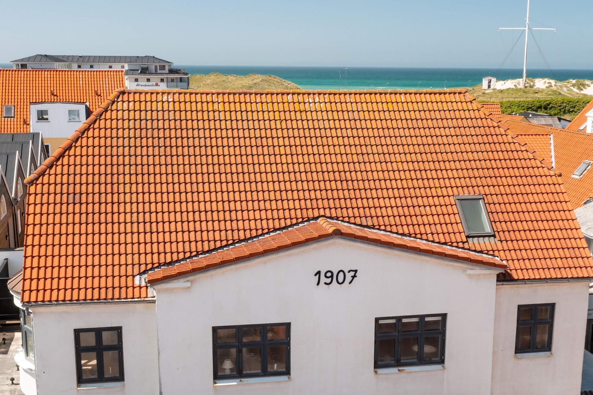 Internet Access DSL, Kitchen(cooker(electric), cooker(2 ring stoves), coffee machine, oven, microwave, dishwasher, fridge, fridge-freezer), Living/bed room(double folding bed, TV(danish TV channels (DR1 and TV2))), bedroom(double bed), bedroom(double bed), bedroom(2x single bed), bedroom(2x single bed), bathroom(washbasin, shower, toilet), garden furniture