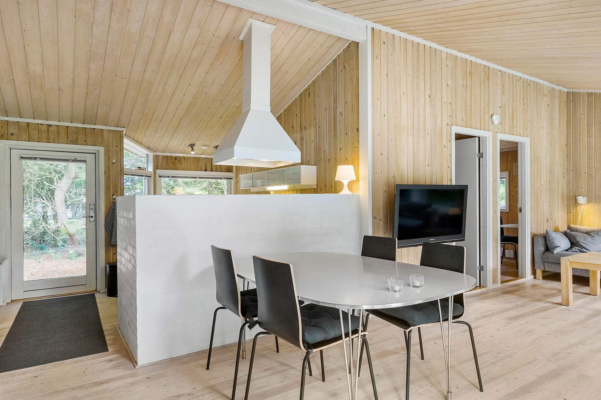 Internet Access DSL, Kitchen(cooker(electric), cooker(2 ring stoves), coffee machine, oven, microwave, dishwasher, fridge, fridge-freezer), Living/bed room(single folding bed, TV(danish TV channels (DR1 and TV2)), chromecast), bedroom(double bed), bedroom(double bed), bedroom(2x bunk bed), bathroom(tumble dryer, washbasin, shower, toilet, washing machine), sauna(shared with other guests, indoor), garden furniture, deckchairs