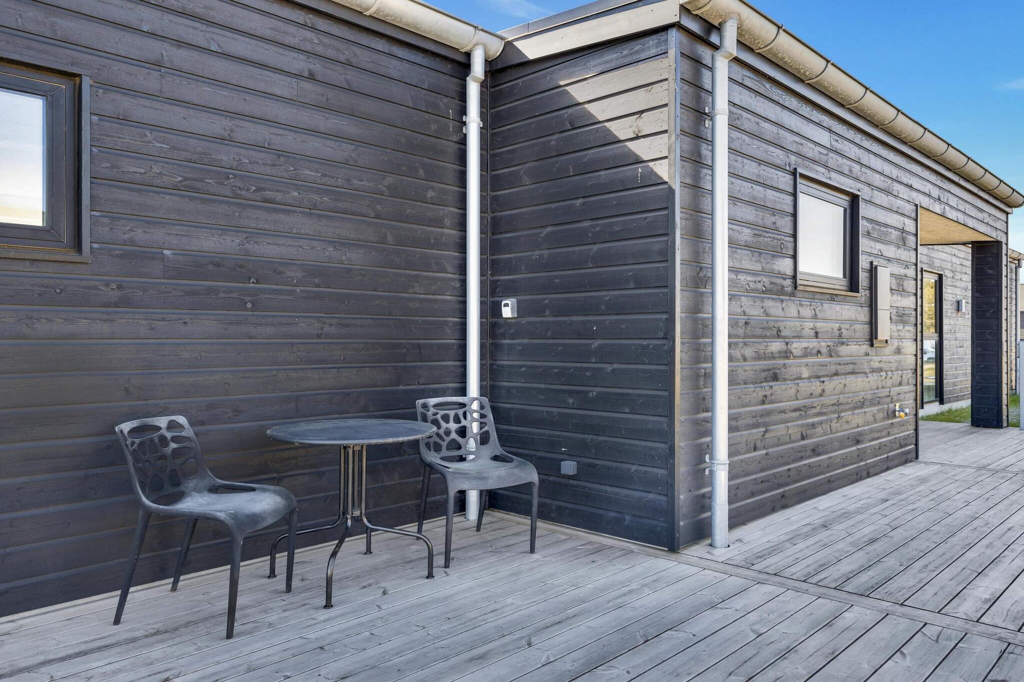 This newly built summerhouse is the perfect spot for a relaxing getaway, accommodating up to 8 people, plus a small child and a dog. The home features spacious and stylish rooms, with raw brick walls and open beams that add a unique charm. The house is designed with comfort in mind, including large bathrooms, a modern kitchen for easy meal prep, and an activity room with pool and board tennis for entertainment. The sleeping arrangements include 2 double beds, 2 single beds, 2 sofa beds, and a crib for younger guests. The property is non-smoking, and youth groups are not allowed.
Located less than a kilometer from the beach, this holiday home is in a prime spot for enjoying both the coast and the local area. The beach is a perfect place to spend sunny days, and the town offers a variety of shops, restaurants, and other amenities within a short walking distance. The home is also near transport options, making it convenient to explore the region. During the summer months, the beach offers a relaxed atmosphere, perfect for unwinding after a day of adventure.
The outdoor area is a highlight, with multiple spaces for sunbathing, playing, and relaxing. A trampoline adds extra fun for children and playful spirits. The house sits on a corner lot with plenty of sun exposure, and the terrace has sun-drenched windows for beautiful views. Whether you're enjoying the fresh air or soaking up the sunshine, the spacious outdoor area is ideal for making the most of your holiday.
A refundable deposit might be charged closer to your check-in date. This deposit covers utilities consumed during your stay and any additional services that may be taken. The final amount will be adjusted based on actual meter readings, actual usage of extra services, and any remaining balance will be refunded within 21 days after checkout.