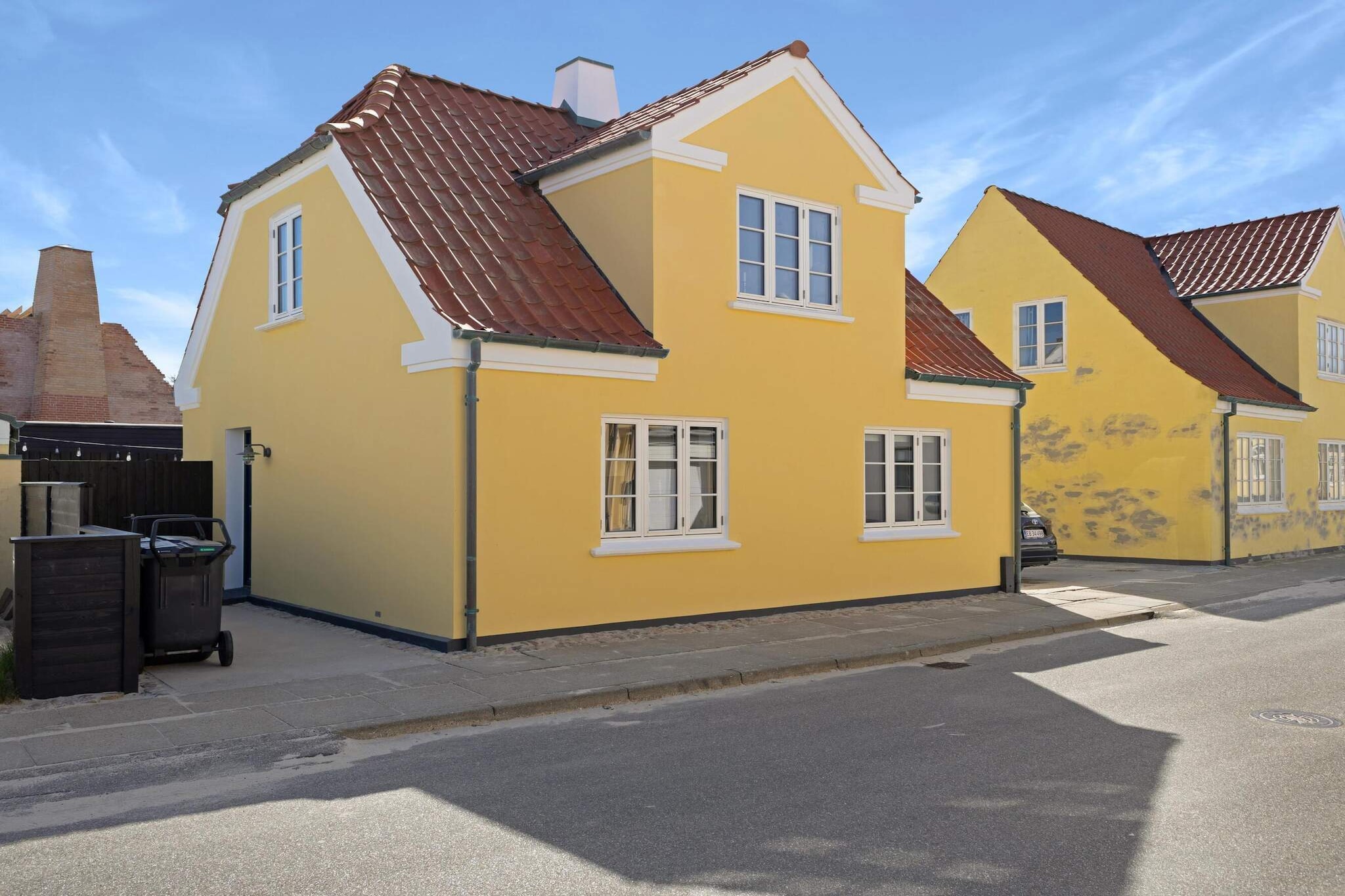 Kitchen(cooker(electric), cooker(2 ring stoves), coffee machine, oven, microwave, dishwasher, fridge, fridge-freezer), Living/bed room(single folding bed, TV(danish TV channels (DR1 and TV2)), chromecast), bedroom(double bed), bedroom(double bed), bedroom(2x single bed), bathroom(tumble dryer, washbasin, shower, toilet, washing machine), sauna(shared with other guests, indoor), garden furniture, sun loungers