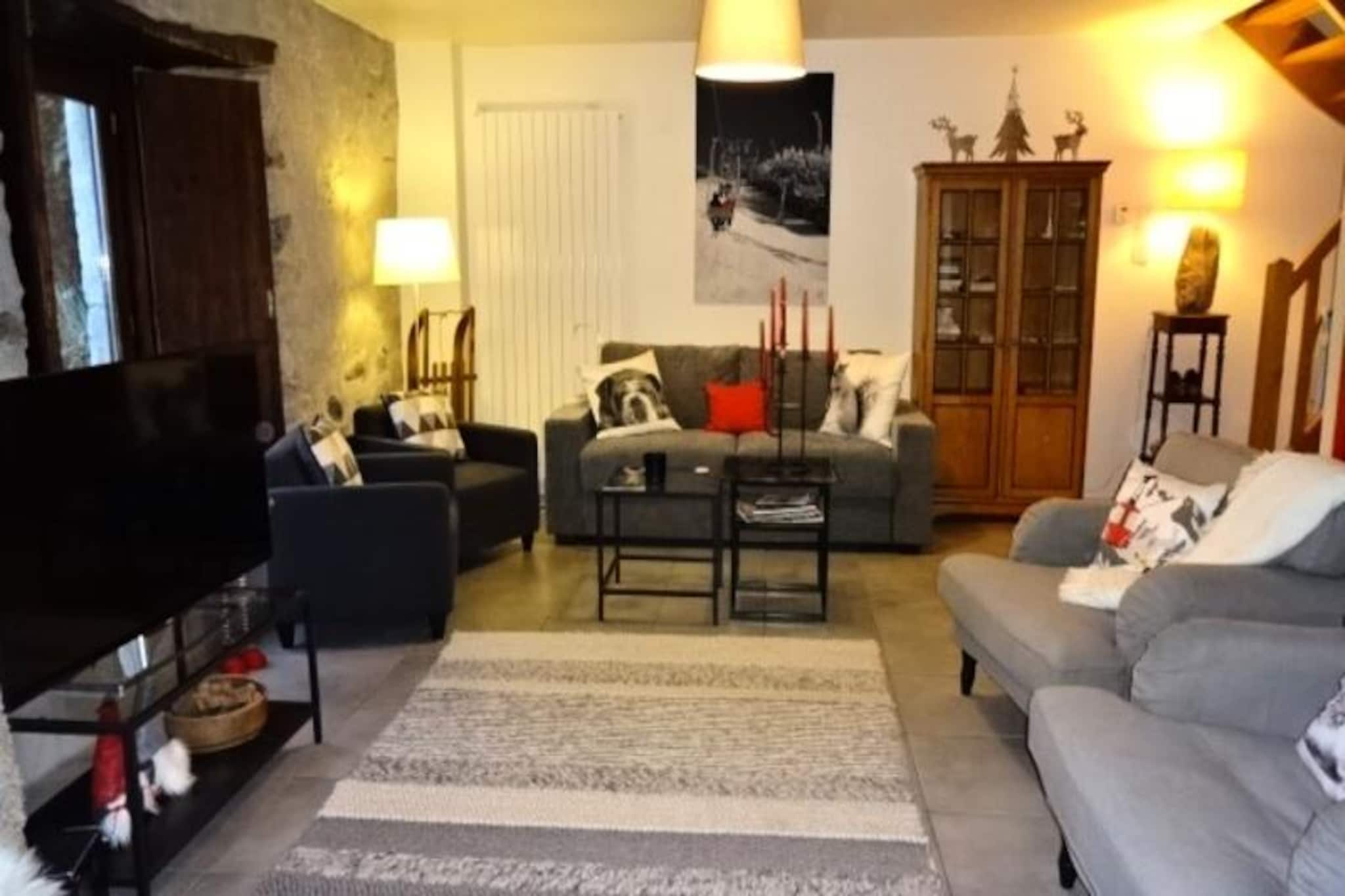 In the village of GUCHEN, beautiful tastefully renovated house consisting of: A very spacious living room with fireplace and TV. A well-equipped kitchen area with electric hob, fridge, sink, microwave, grill, LL, LV. A bathroom with shower and a separate toilet.
Upstairs, 4 bedrooms, 1 with 1 140 cm bed and skylight, 1 with 1 140 cm bed and a nasturtium and 2 x bunk beds and 1 single bed and window and 1 with 160 cm bed and 1 90 cm bed with French window. Bathroom and separate toilet.
Small fenced garden in front, south facing. PETS PROHIBITED.
Approx 136 M2.
Heating - 1