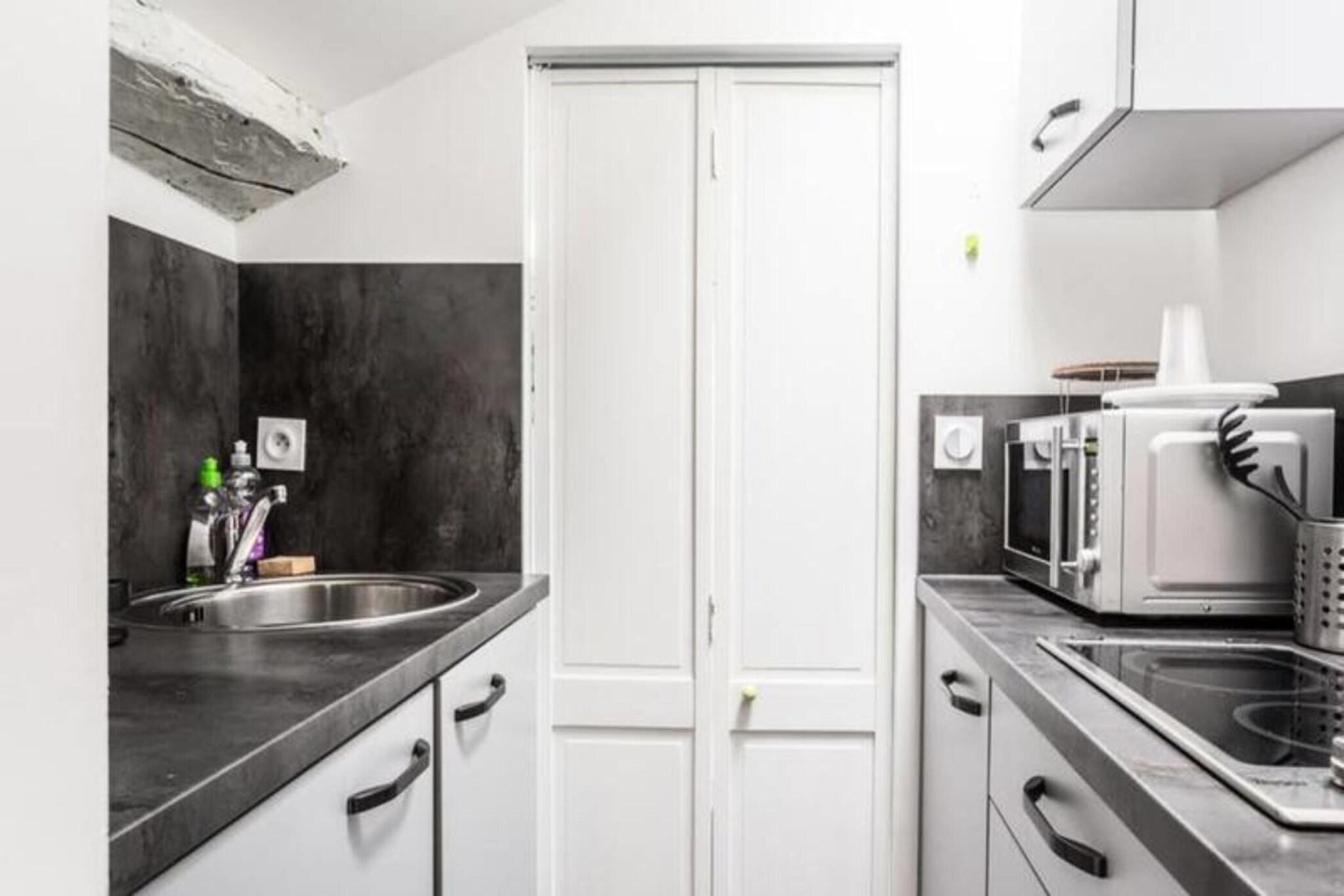 This cozy 18m² apartment on the 3rd floor (no elevator) is perfect for a couple or solo travelers. The living room features a comfortable sofa bed for two, a flat-screen TV, and Wi-Fi access for entertainment and connectivity. The open kitchen is equipped with a refrigerator, microwave, coffee machine (capsules not included), and a washing machine, providing all the essentials for a convenient stay. The bathroom includes a shower and WC, with complimentary bed linens, towels, and a welcome kit provided for added comfort.

Situated on Grande Rue in La Tronche, the apartment is within walking distance of shops, making it easy to pick up daily necessities or enjoy local dining options. Public transportation is conveniently located, with a bus stop right in front of the building. For those with vehicles, unassigned parking is available in neighboring streets or nearby public lots, ensuring accessibility throughout your stay.

The apartment also offers independent access via a key box, with instructions and a video guide for smooth entry. Guests can enjoy flexible check-in and check-out times upon request, with additional fees applicable. The property is pet-friendly, allowing furry companions for a nominal fee. With its compact yet functional design and excellent location, this apartment is a comfortable and convenient choice for your next stay.
