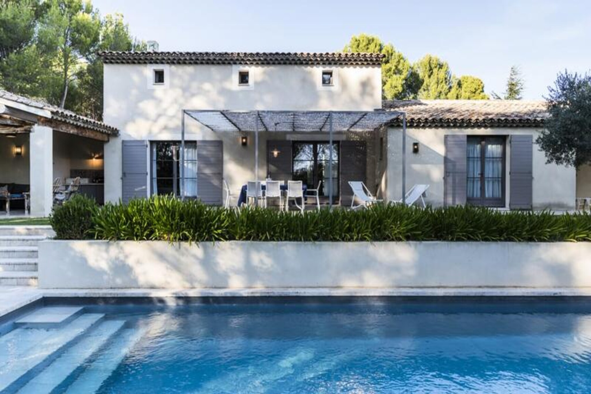 La Bastide blanche - comfort and charm at your fingertips Lourmarin, 4 bedrooms, 4 bathrooms, swimming pool, pétanque court, air conditioning in the living room. live and in 3 bedrooms/4.
La Bastide Blanche is much more than a simple vacation rental, it is an invitation to explore; slow down the pace, savor each moment and create precious memories in an idyllic setting. Here, time seems suspended, offering a haven of peace where you can relax. the art of living Provençal takes on its full meaning, between games of pétanque and walks in the picturesque streets of Lourmarin.
À Inside, the villa exudes refinement with its four elegant bedrooms, each with private bathroom. The fully equipped kitchen and spacious living room offer a friendly space to get together with family or friends. Partial air conditioning, swimming pool, pétanque court and a quiet neighborhood guarantee a wonderful stay in this town. Lourmarin.
The kitchen open to the living room allows you to prepare and enjoy meals together. The living room offers a sofa. comfortable to relax in the hottest hours. Free WiFi throughout the house to stay connected. (not television).
From the moment you arrive, you will be delighted! by the warm atmosphere of this villa. Take advantage of the vast outdoor spaces to play a game of pétanque or relax by the swimming pool. The shaded terrace and covered terrace provide perfect spaces for al fresco dining. Explore the surroundings of Lourmarin, stroll through the cobbled streets, discover the artisanal shops and savor the local cuisine in the traditional restaurants.
Surrounded by the beauty of natural beauty of the Luberon, the Bastide Blanche is a haven of peace where you can relax. time seems to stand still. Soak up the serene and relaxing atmosphere of the Provencal countryside. Recharge your batteries, reconnect with nature and create precious memories with your loved ones.
La Bastide Blanche has four bedrooms and four bathrooms, offering optimal comfort for up to 20 years. 8 people. The bathrooms are equipped with showers. Italian style and natural stone basins. The well-equipped kitchen is open to the living room. Partial air conditioning in the living room. live and in three of the four bedrooms. The house also offers a laundry room with washing machine. wash and dryer.
The garden is secure. and enclosed, with a heated swimming pool of 11m x 4m secured by a shutter. À Outside, a large shaded terrace and a covered terrace offer spaces for al fresco dining.
The house is located in a condominium. of three properties, ensuring a safe and tranquil environment. Access to the village of Lourmarin can be done at foot, offering the possibility of enjoy the local markets and lively atmosphere.
Don't wait any longer, book your stay now. Bastide Blanche to live an authentic experience in the heart of Provence.
Service :
Our team will contact you one week before your arrival for GPS details and check-in. Enjoy a personalized welcome and a private concierge service to organize activities and services according to your needs. After your departure, professional cleaning of the property. A deposit of 2000 euros is required, adjustable without advance via Swikly (application fee of 20 euros).
Property Rules:
- It is forbidden to use the fireplace and smoke outside. the interior.
- The use of the pine forest part to the north of the garden is prohibited due to fire risks.
- Do not sit on the sofa with wet clothes or swimsuits.
- Do not leave with the towels provided by the property.
- Take care of the 2horses
Before your departure:
- Empty your trash cans, refrigerator and dishwasher.
- Clean the barbecue.
Deposit (in euros) - 2000