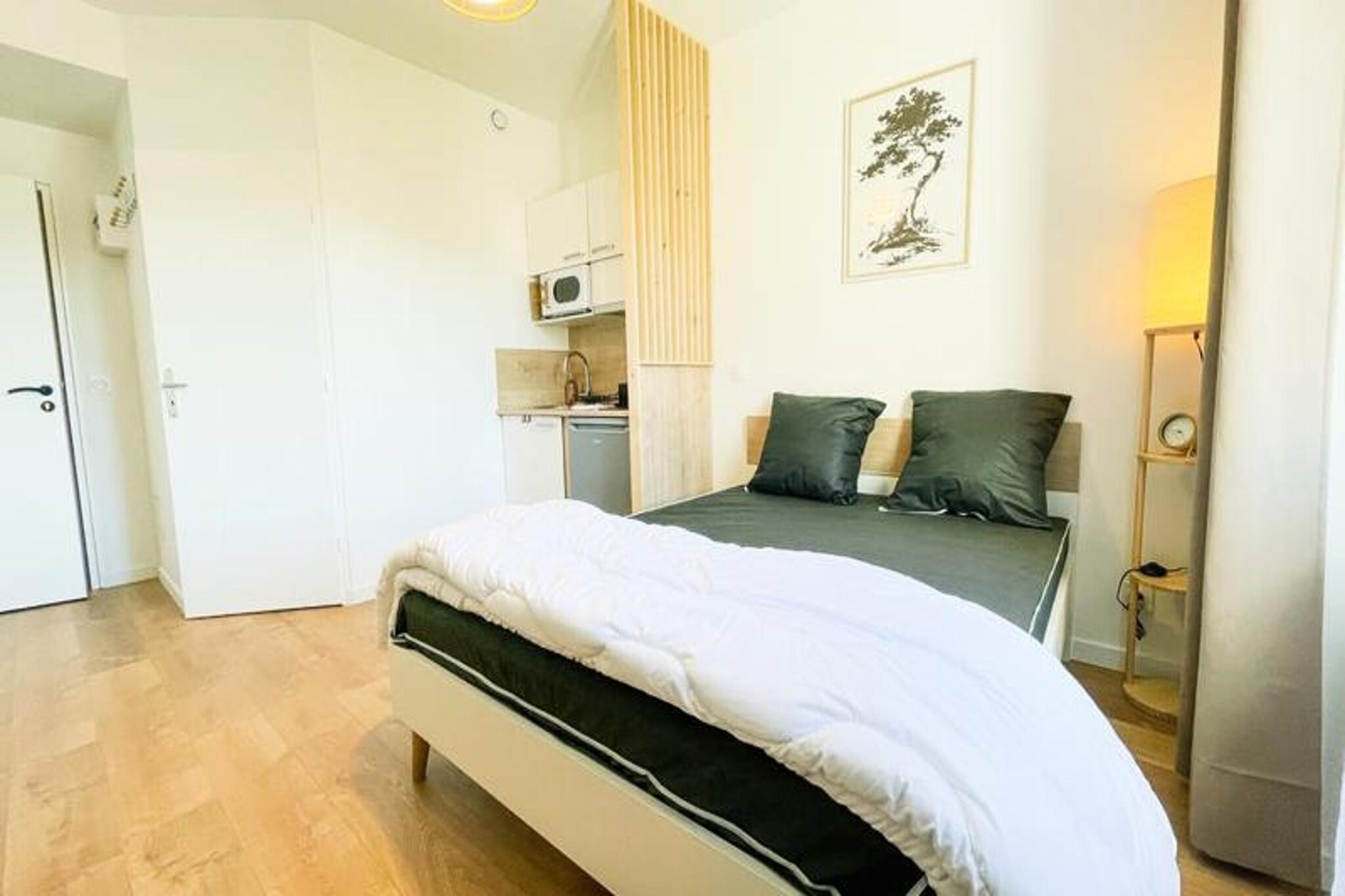 Studio equipped with like a beautiful hotel room, equipped with for 2 people, brand new!
🗻🚅 Discover our beautiful studio, equipped with like a hotel room, quiet and renovated. very recently located rue Conrad Killian at Saint Martin le Vinoux
-------------------------------------------------- -------------------------------------------------- -----------------------
**✓Your accommodation:**
🏢 This cozy apartment consists of:
- a living room with kitchenette and very comfortable double bed
- a bathroom with shower and WC
🛌 The apartment has 1 sleeping space:
- 1 double bed in the living room
⭐ Travel in comfort thanks to the equipment present in the apartment, such as kitchen equipment (a fridge/freezer, a Senseo coffee maker (capsules not provided), hotplates and the battery full kitchen, etc...), bed linen and towels for 2 people per room. upon arrival.
You also have access to a shared washing machine.
-------------------------------------------------- -------------------------------------------------- -----------------------
**✓ Its location: **
📍 The accommodation is located in a quiet residential area close to the city. 7 minutes by tram from Alsace-Lorraine (city center).
You will find many shops nearby.
Many small parks and green spaces nearby
🚌 Travel by tram: Saint-Martin-le-Vinoux Hôtel de ville stop, tram E at 1 min to on foot (city center connection in 7 minutes)
🚗 Parking is possible around the building, paying during the day
-------------------------------------------------- -------------------------------------------------- -----------------------
**✓ Our favorites 💗 **
Its beautiful, quiet location 🏔
Its beautiful layout for maximum comfort 🌞
Fully equipped ! Sit back and don't worry about anything!
-------------------------------------------------- -------------------------------------------------- -----------------------
** ✓ Please note before booking: **
Following; your reservation:
To guarantee you a comfortable stay and to keep our apartments up to date. meets your expectations, all our reservations are guaranteed via a trusted third party "Swikly".
After confirmation of your reservation, you will receive an email from "Swikly" asking you to verify the validity of your reservation. of your bank card.
This verification provides us with a guarantee in the event of an incident observed. in the apartment, it does not result in any debit or blockage on your bank card.
Please note that without this bank verification, accommodation access will not be sent to you and your reservation will not be refunded.
Nb: This guarantee system is also authorized through rental portals.
-------------------------------------------------- -------------------------------------------------- -----------------------
💁‍♀️ We are discreet and you have independent access to accommodation. We are at Grenoble and we remain available for all your requests!
🧹 The cleaning fees also include bed and bathroom linen, so leave with peace of mind! Due to safety regulations, please note: sanitary facilities, sheets and bathroom linen will be placed on your bed.
🤝 This is solidarity housing! The entirety of the The cleaning fee is paid to the guest. two associations (E.S.A.T. disabled workers and solidarity cleaning).
🕰️ Please note that arrival is possible at from 5:00 p.m. If you would like to arrive earlier, please contact us at advance. Likewise, departure is planned until 2019. 10:00 a.m. For any late check-out requests, please contact us at advance. Additional fee of 24€ Tax included applies in both cases.
🐶 If you come accompanied of your pet we will ask you 12€ Tax included / animal / day.
Deposit (in euros) - 150