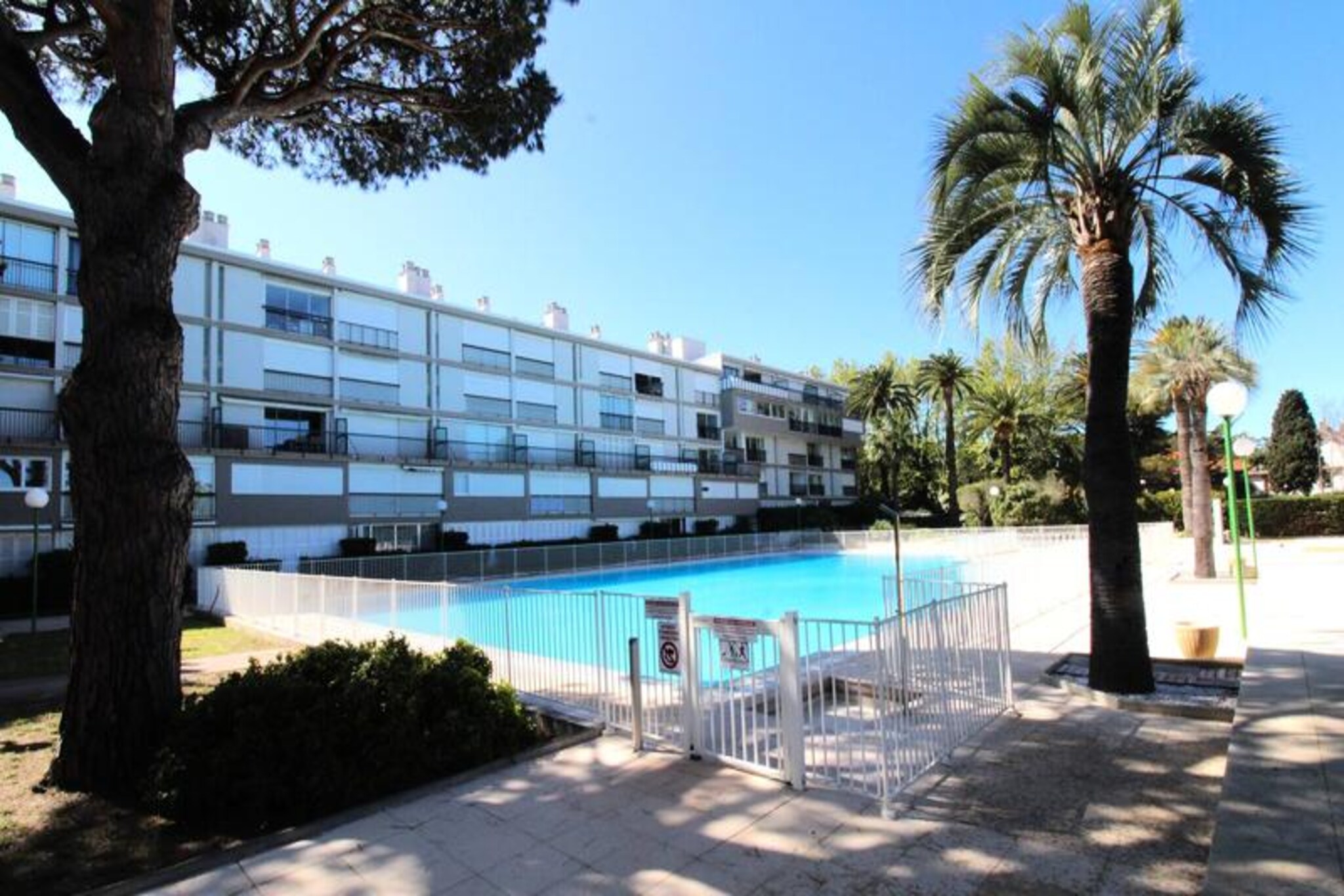 This charming apartment is a perfect retreat for families or couples. It offers a cozy living space with a double bed in the bedroom and a sofa bed in the living room, providing comfortable accommodations for up to four guests. The property is pet-friendly, welcoming your furry companions. It is equipped with Wi-Fi, a flat-screen TV, and air conditioning for a relaxing stay. The apartment is ideally located in a quiet area, ensuring peace and privacy during your vacation.
The apartment’s prime location offers easy access to nearby attractions such as the stunning beach just 500 meters away. A variety of cafes, local shops, and a bustling market are all within a 10-minute walk, offering a taste of local culture and fresh produce. For nature lovers, scenic walking trails can be found just 200 meters from the property, ideal for morning strolls or cycling adventures.
The apartment features a fully equipped kitchen with a microwave, stove, and refrigerator, perfect for preparing meals during your stay. The washroom includes a walk-in shower and all necessary amenities. A private balcony allows you to enjoy meals outdoors or relax while taking in the view.