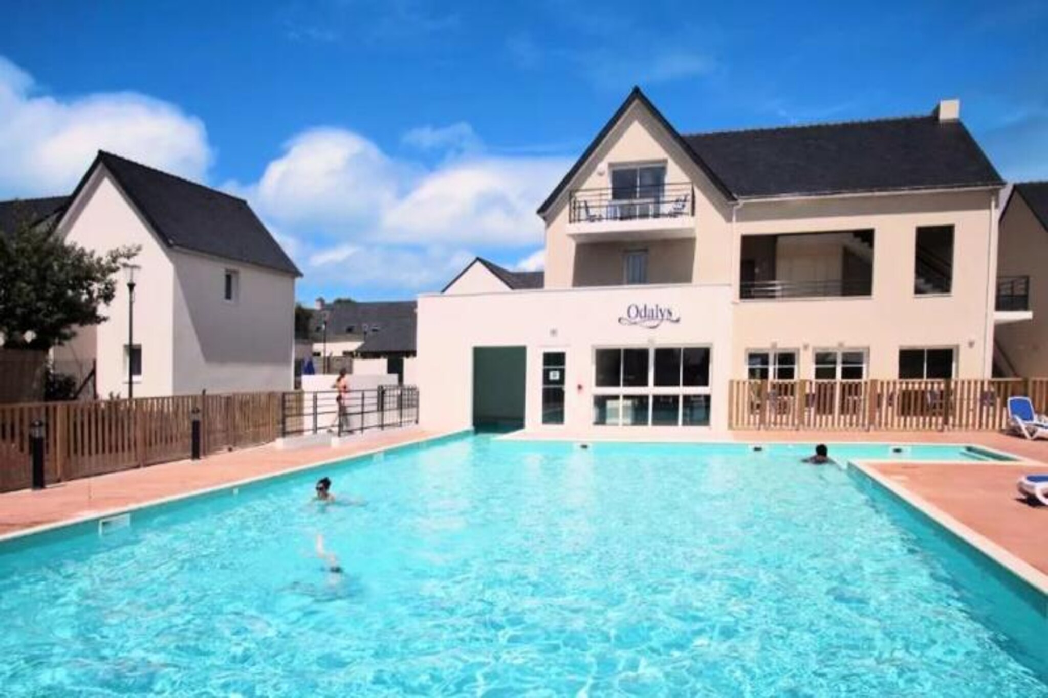 This charming holiday home is located in a peaceful area of Baden, offering a relaxing atmosphere ideal for family vacations. The property features a living room with a sofa bed for two, and a bedroom with a double bed. Each unit has a private balcony or terrace, and pets are welcome for an additional fee. Guests will enjoy amenities such as WiFi access (limited to two devices), a TV, and the option for a baby kit or linen rental, ensuring comfort throughout their stay.

Nearby attractions include beaches just 500 meters away, where guests can enjoy water sports, or explore the surrounding area, including the stunning island of ־le-aux-Moines. The region offers numerous outdoor activities like hiking, cycling, and horseback riding. For those interested in golfing or cultural experiences, Vannes, only 13 km away, is a great destination with its rich maritime history and vibrant local events.

The apartment features a fully equipped kitchen, ideal for preparing meals, and a bathroom with either a shower or bathtub and WC. For relaxation, the property offers access to a heated outdoor swimming pool, a children's wading pool, a sauna, and a solarium. Additional amenities include a pיtanque court, and there are various activities for both kids and adults to enjoy during their stay.