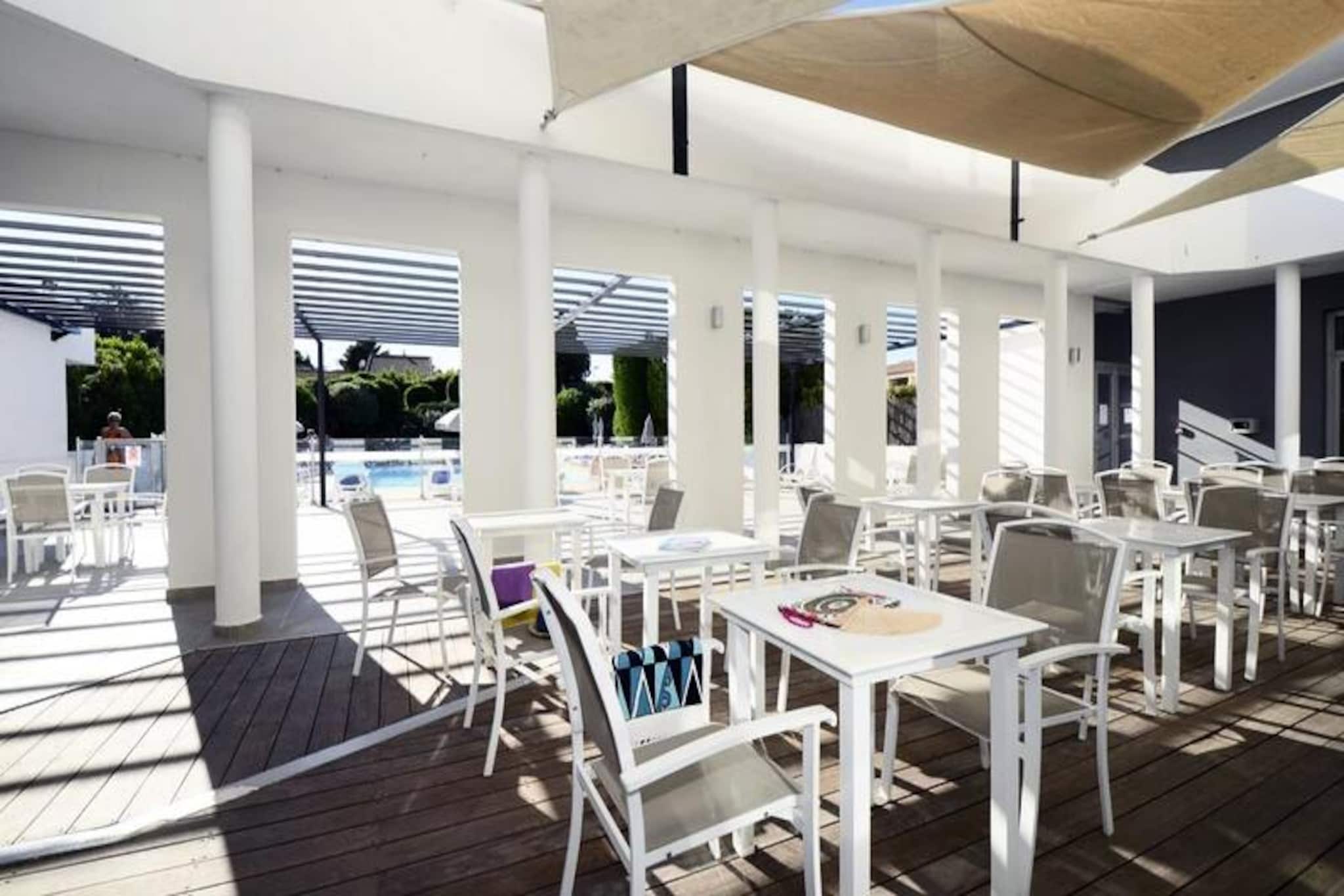 This cozy studio apartment for two features a double bed and is pet-friendly (one pet allowed with a fee). Guests can enjoy amenities like free WiFi, a TV, and optional services such as baby kit rental and linen changes. A security deposit is required, and cleaning is provided at the end of the stay, excluding the kitchenette and dishes.

Located in Balaruc-les-Bains, just 150 meters from the village center and close to the beach, the property offers access to local thermal baths at Thermes Hespיrides and the O'Balia Spa. Guests can explore the surrounding area with activities like hiking, cycling, and water sports. The Mediterranean Antique Garden is nearby for those interested in local history, and numerous cultural events take place throughout the year.

The studio includes a kitchenette for simple meals, a shower room, and a separate WC. Guests can unwind at the heated outdoor pool, solarium, or fitness area (for an additional charge). Free parking is available, with an option for covered parking for an extra fee. Additional services such as linen rental and end-of-stay cleaning are available for a hassle-free experience.