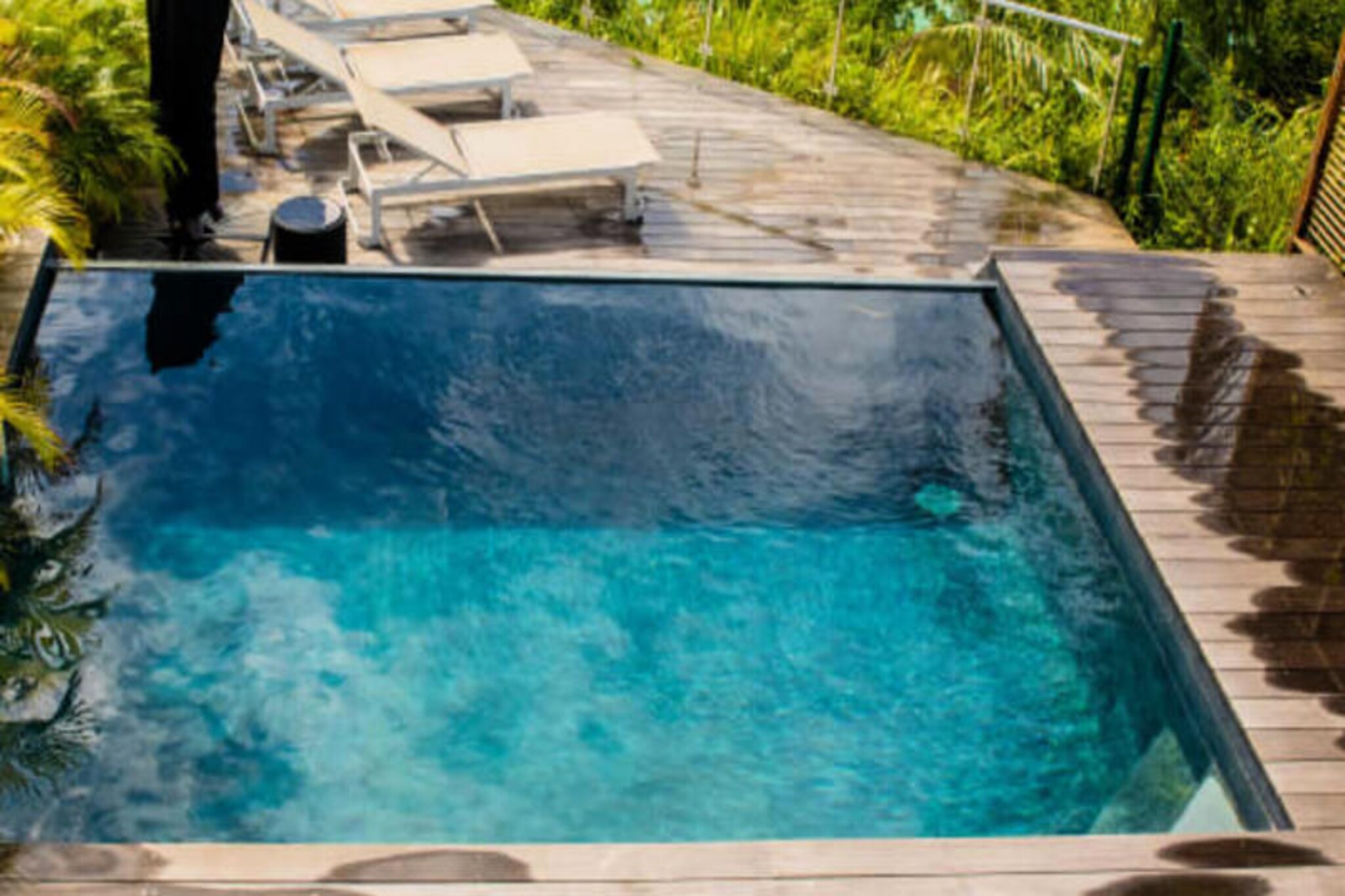 This luxury villa offers panoramic sea views. It has four air-conditioned bedrooms: a master suite with king-size bed and private terrace, a bedroom with two single beds and two other bedrooms with double beds. The villa does not accept pets. It includes a swimming pool, a jacuzzi and a suspended sun lounger. A remote surveillance system is installed for security.

Located on the heights of Dampierre, in Le Gosier, this rental offers an ideal location for exploring Guadeloupe, between Basse-Terre and Grande-Terre. Nearby, you will find the village of Gosier with its amenities (supermarkets, restaurants, bars, Datcha beach), the Gosier islet, the Fort Fleur d'épine, the Bas du Fort Marina (restaurants and shops) and the Casino. The most beautiful beaches are 10 minutes away by car.

The villa is spread over three levels. It has a fully equipped kitchen, an outdoor dining room under glass, a bathroom and a shower room. Bed linen and towels are included. Hotel cleaning is carried out before your arrival and after your departure. A water reserve system is planned. A gas barbecue is available. Parties are not allowed. A deposit of €3,500 is required.