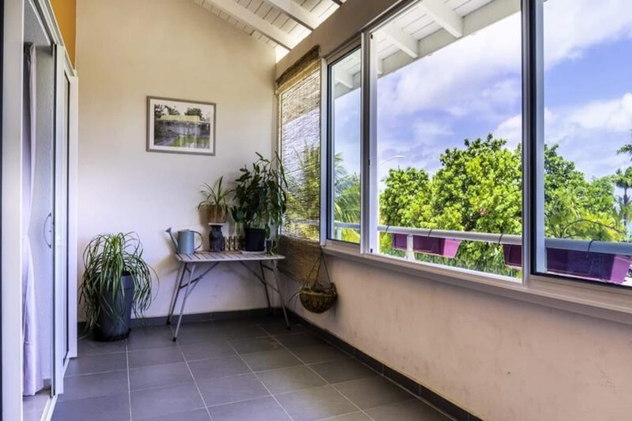 This modern and functional duplex offers a small sea view and can accommodate up to 6 people. It has three air-conditioned bedrooms: two with 140 cm beds and one with two 90 cm beds. The property does not mention pet acceptance. It also includes two bathrooms. Two private and secure parking spaces are available.

Located in Le Gosier, facing the Tour du Pin, this apartment benefits from a central location in Guadeloupe, 15 minutes from Pointe-à-Pitre airport. La Datcha beach and the pier for Gosier islet are within walking distance. The Bas du Fort Marina, with its restaurants and shops, is nearby. The Casino and lively bars are around 15 minutes away by car. Pointe-des-Châteaux and the beaches of Sainte-Anne are also easily accessible.

This 86m² air-conditioned duplex includes a fully equipped modern kitchen, a bright living room opening onto a loggia with sea view. Bed linen and towels are included. A water tank ensures autonomy. The cleaning is done. Noisy parties should be avoided. A deposit of €500 is required. A concierge service is available to arrange transfers, reservations and activities.